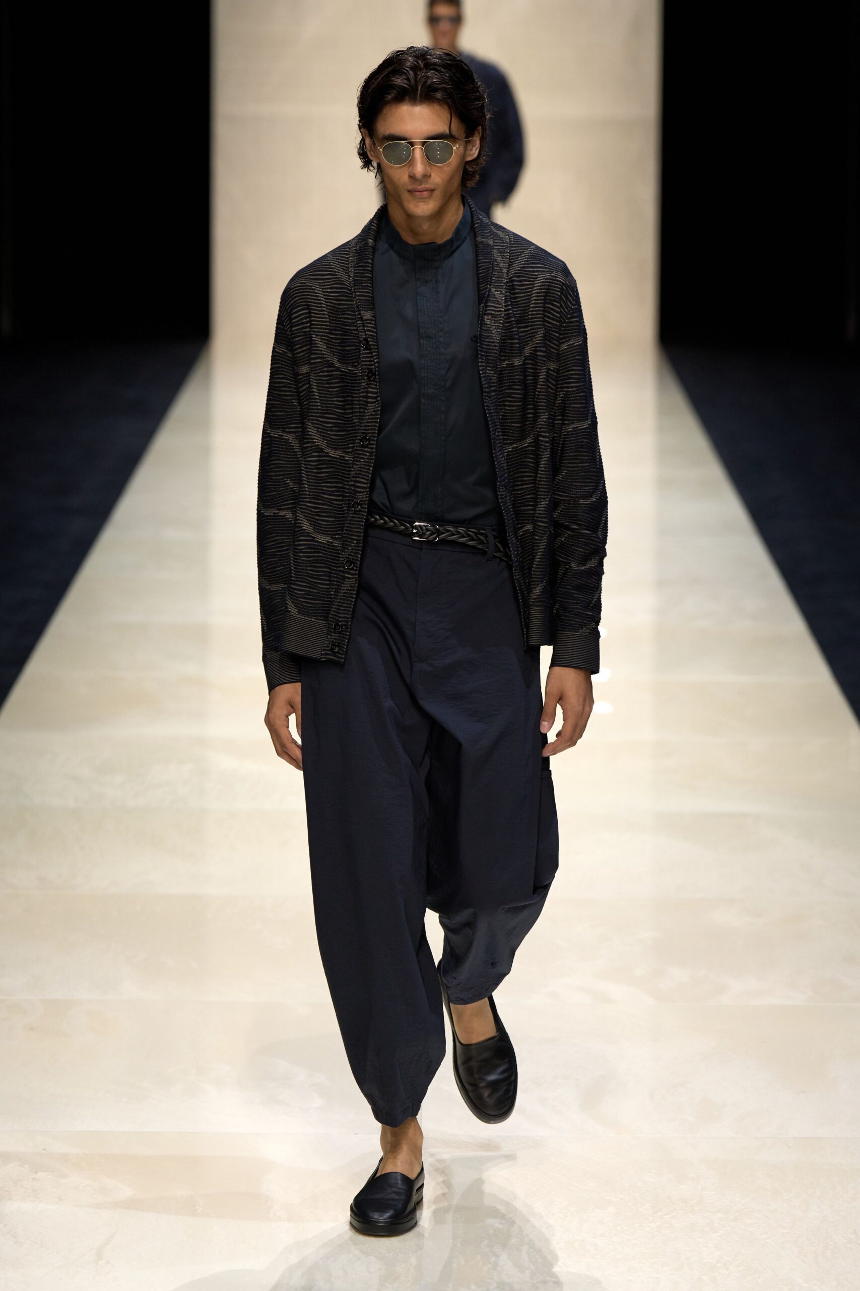 black shirt blue pants