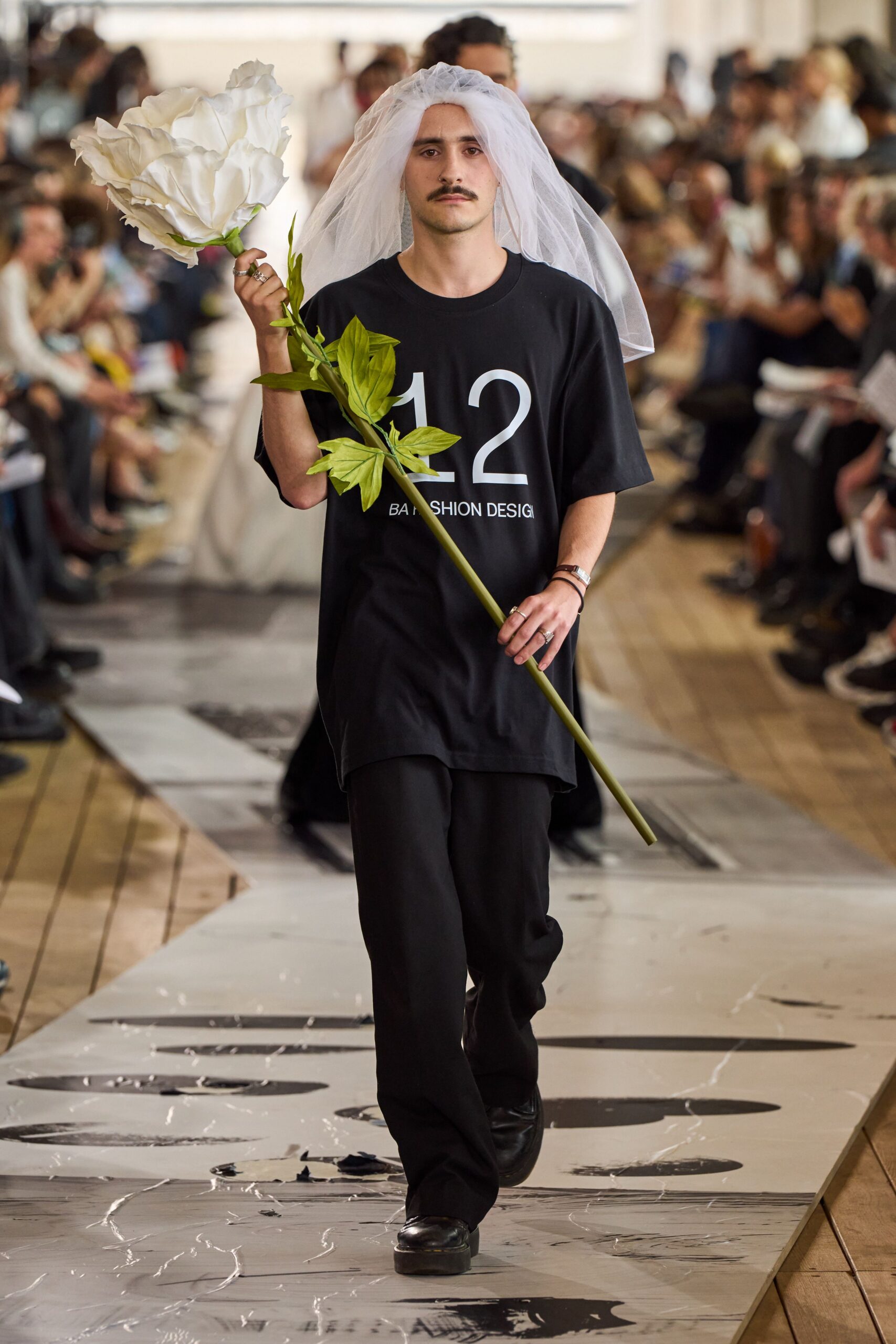black cotton short-sleeve collared relaxed t-shirt