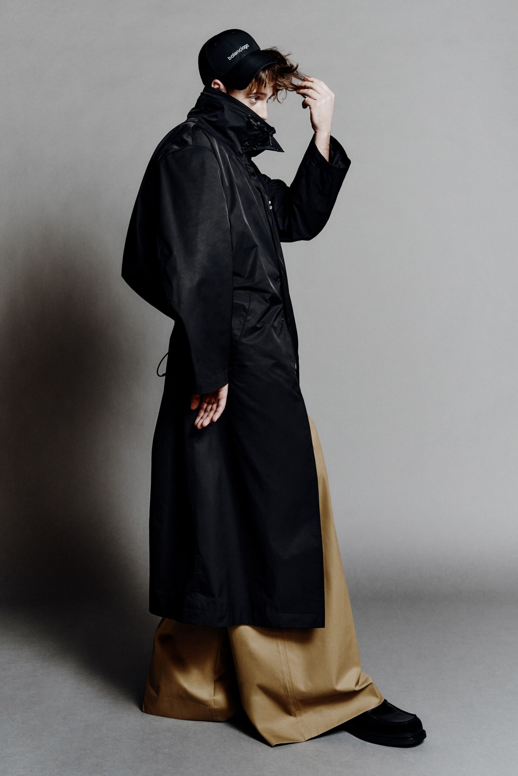 black cotton long-sleeve collared relaxed zippered coat