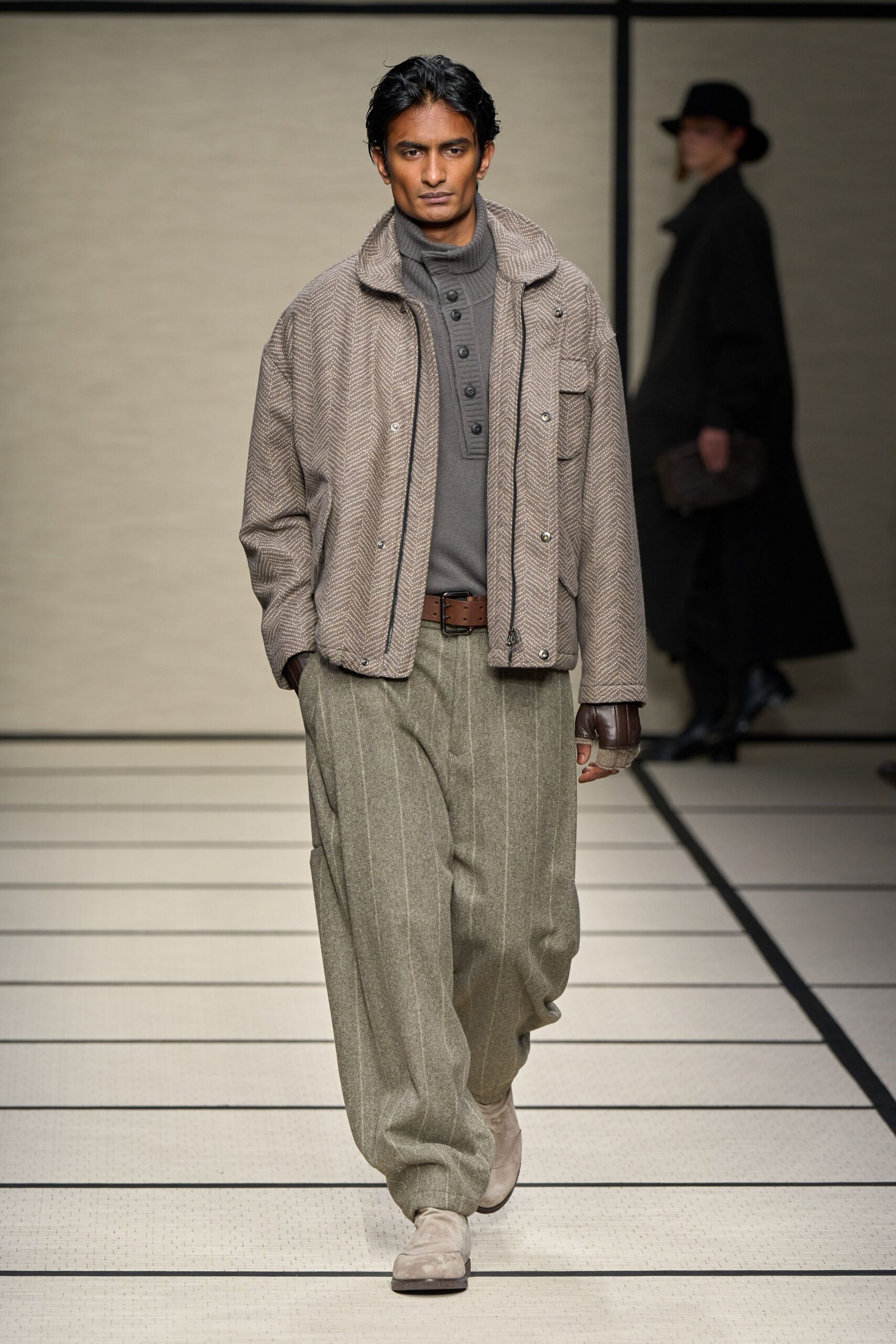 gray cotton long-sleeve collared fitted buttoned shirt