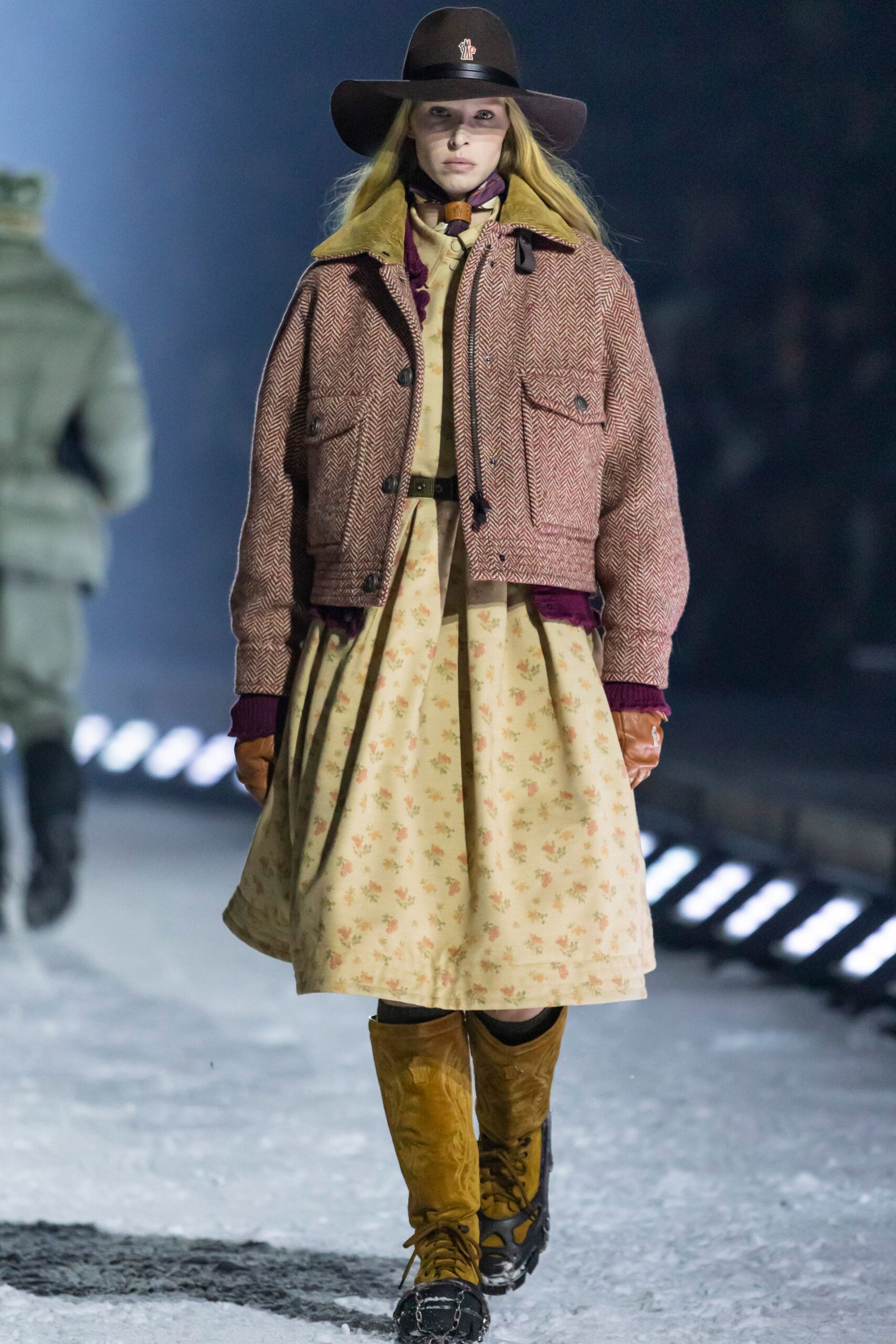 brown tweed long-sleeve collared fitted buttoned jacket