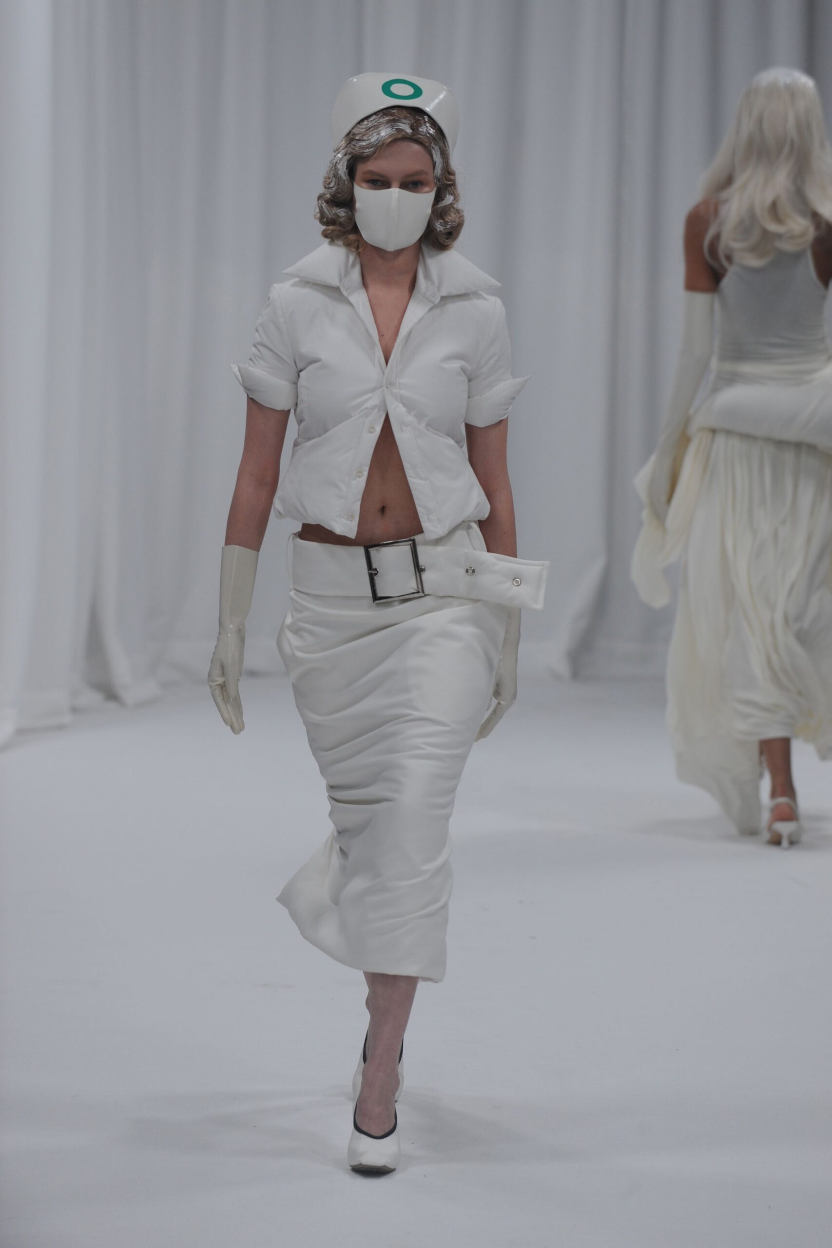 white cotton short-sleeve collared fitted buttoned cropped shirt