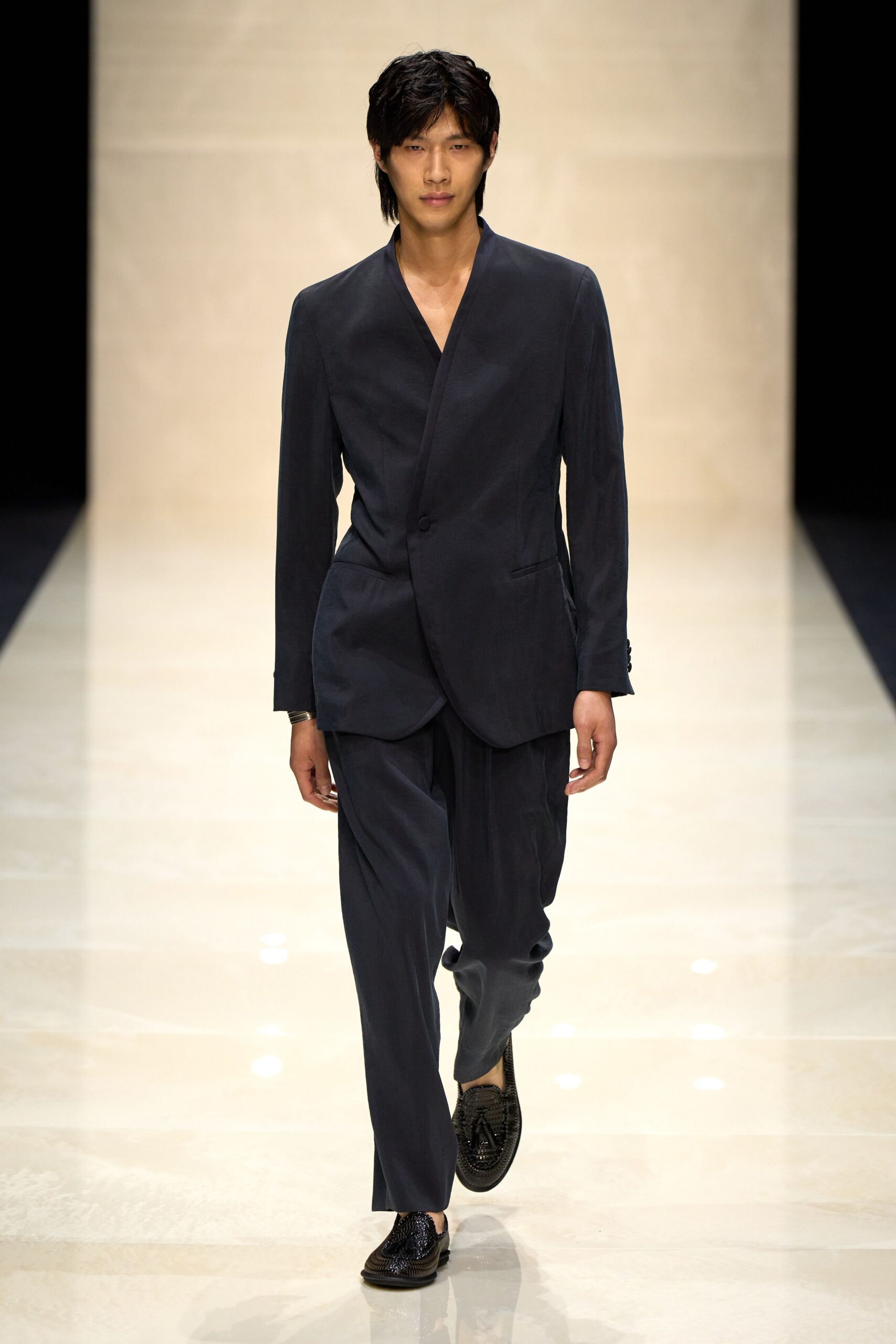 black cotton long-sleeve collared fitted buttoned suit