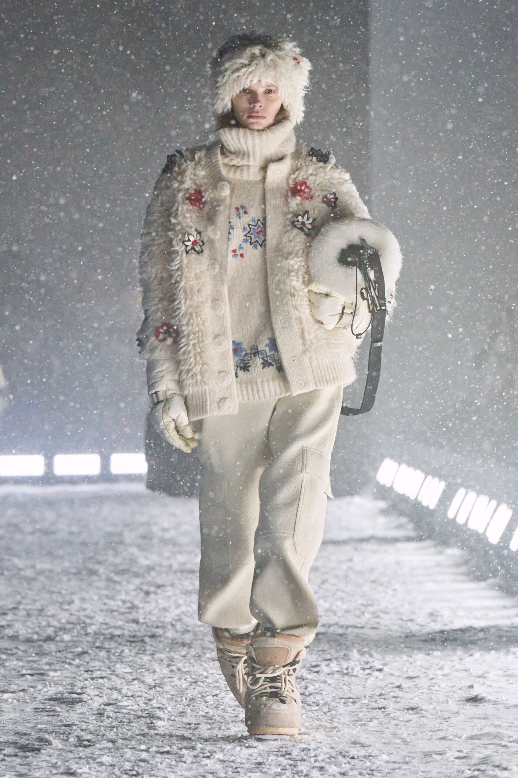 white fur long-sleeve relaxed embroidered coat