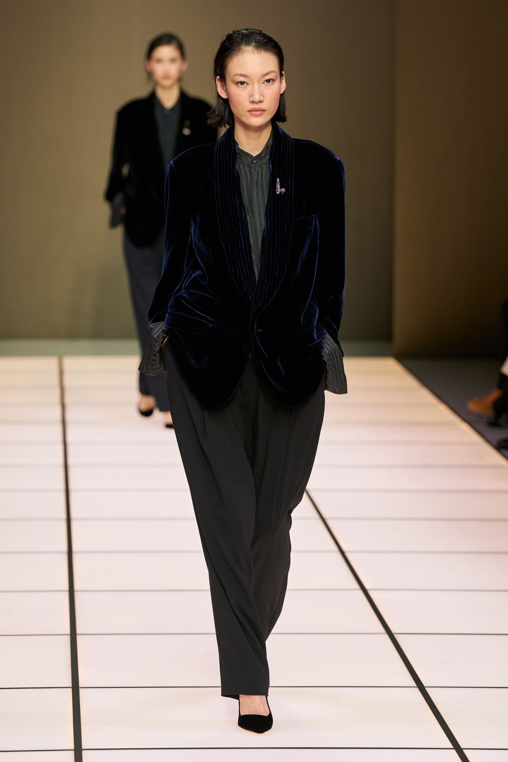 black velvet long-sleeve collared structured pleated blazer