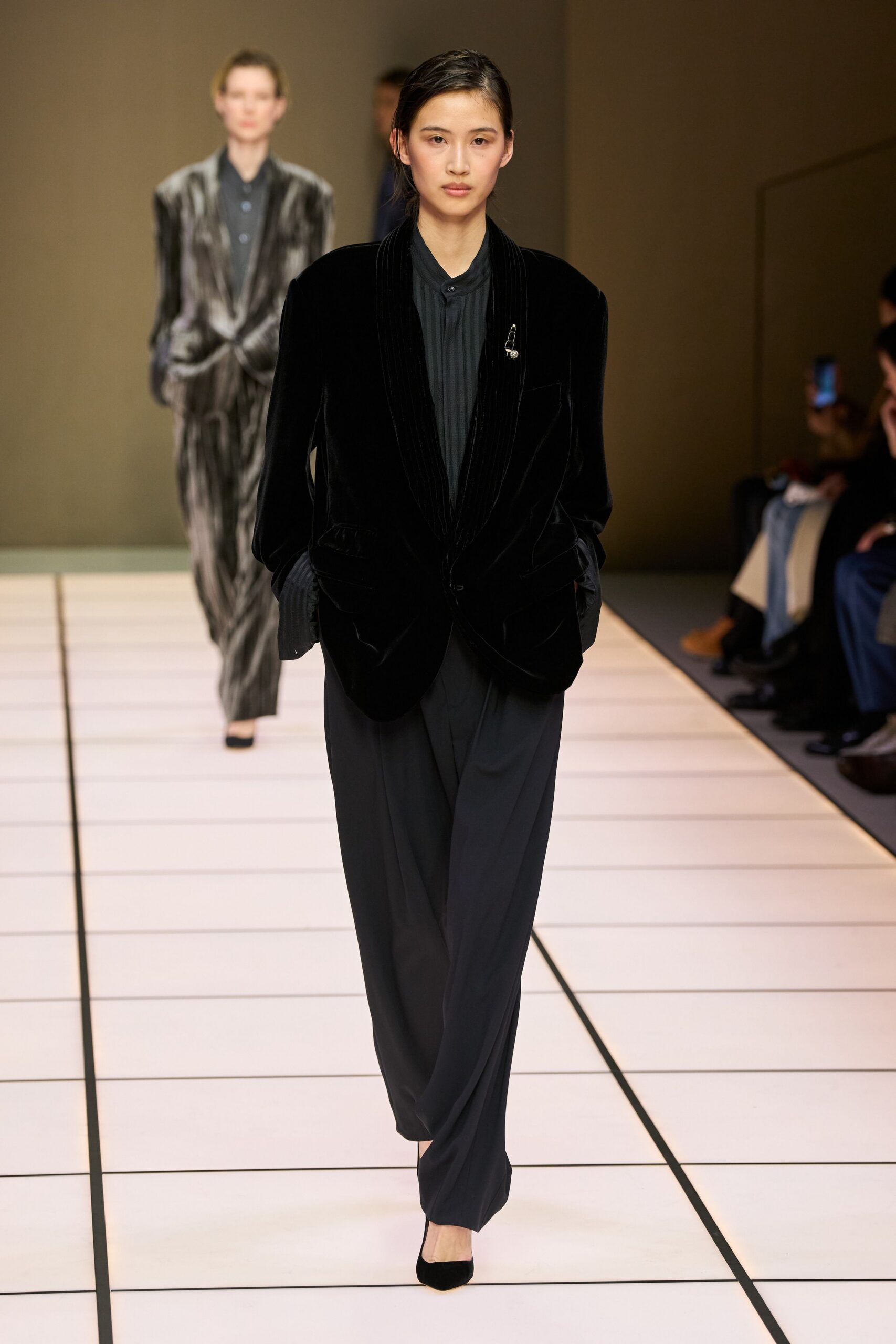black velvet long-sleeve collared structured pleated blazer
