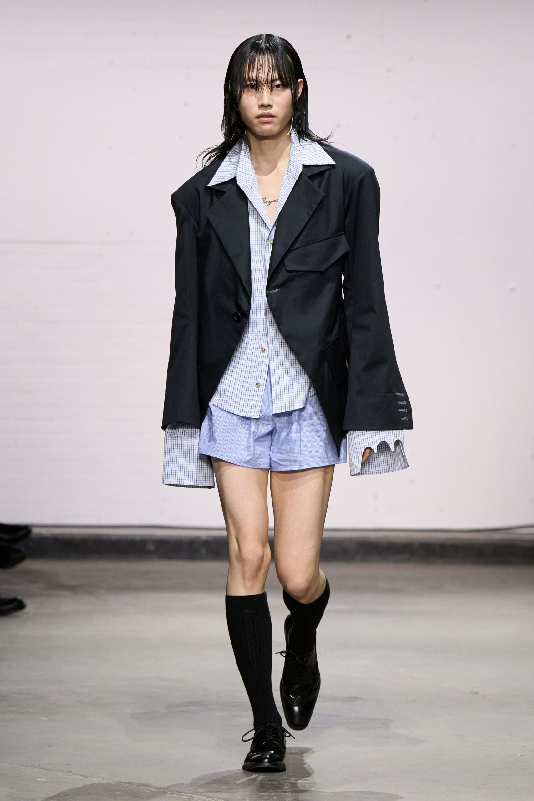 black cotton long-sleeve collared oversized buttoned jacket