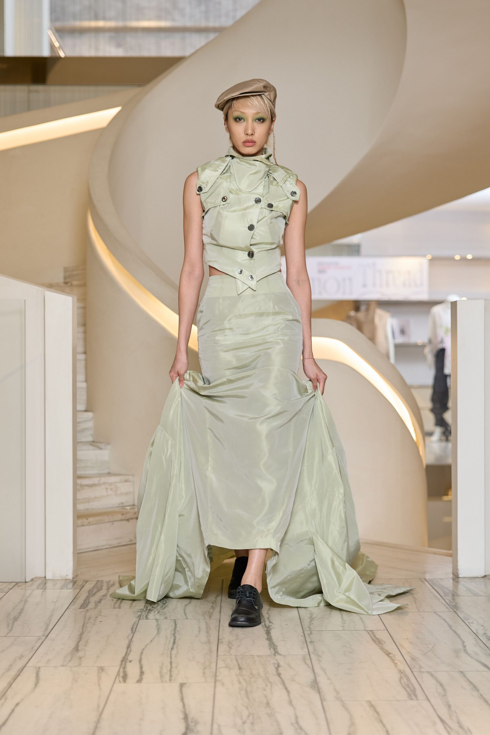 green silk sleeveless collared fitted buttoned jacket