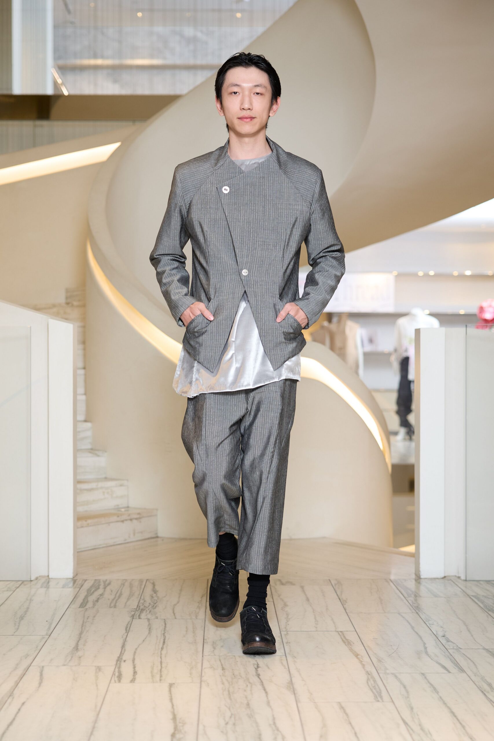 gray cotton long-sleeve collared tailored striped buttoned suit
