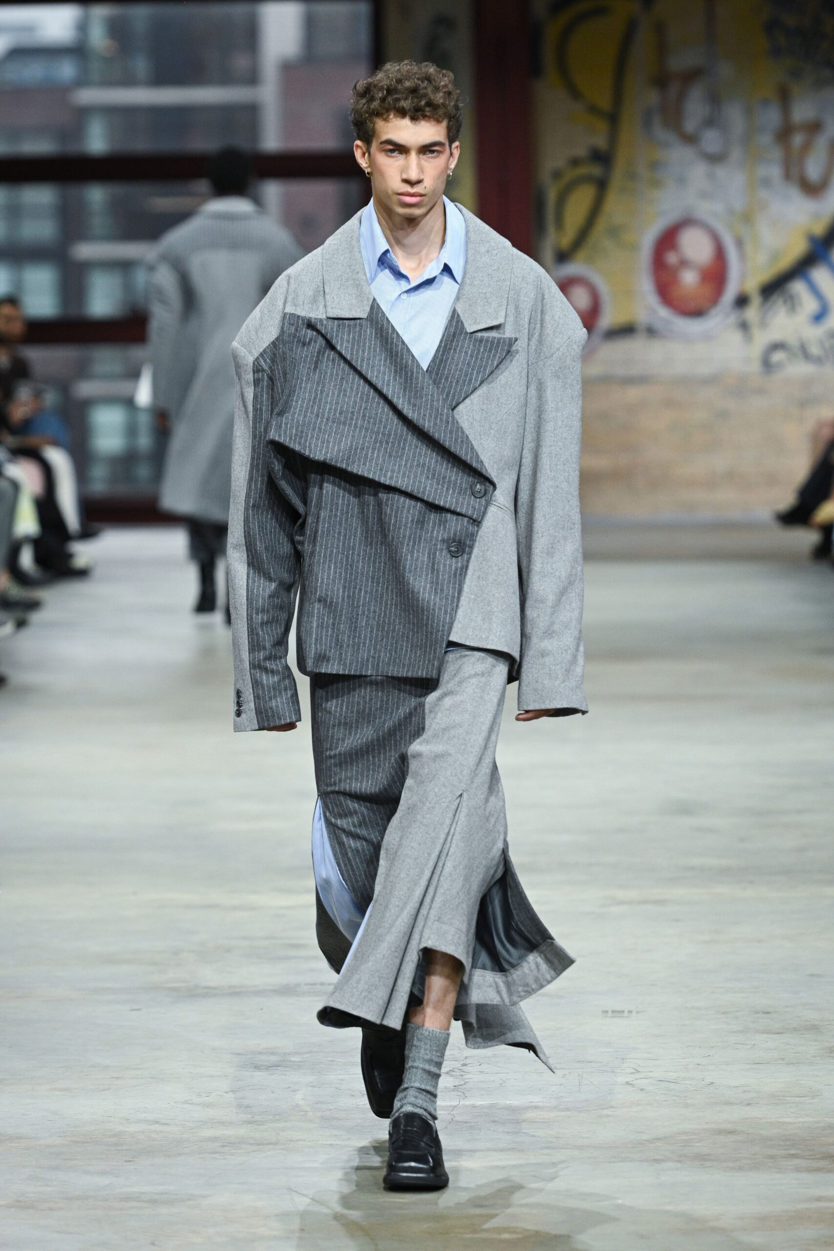 gray wool long-sleeve collared relaxed buttoned suit