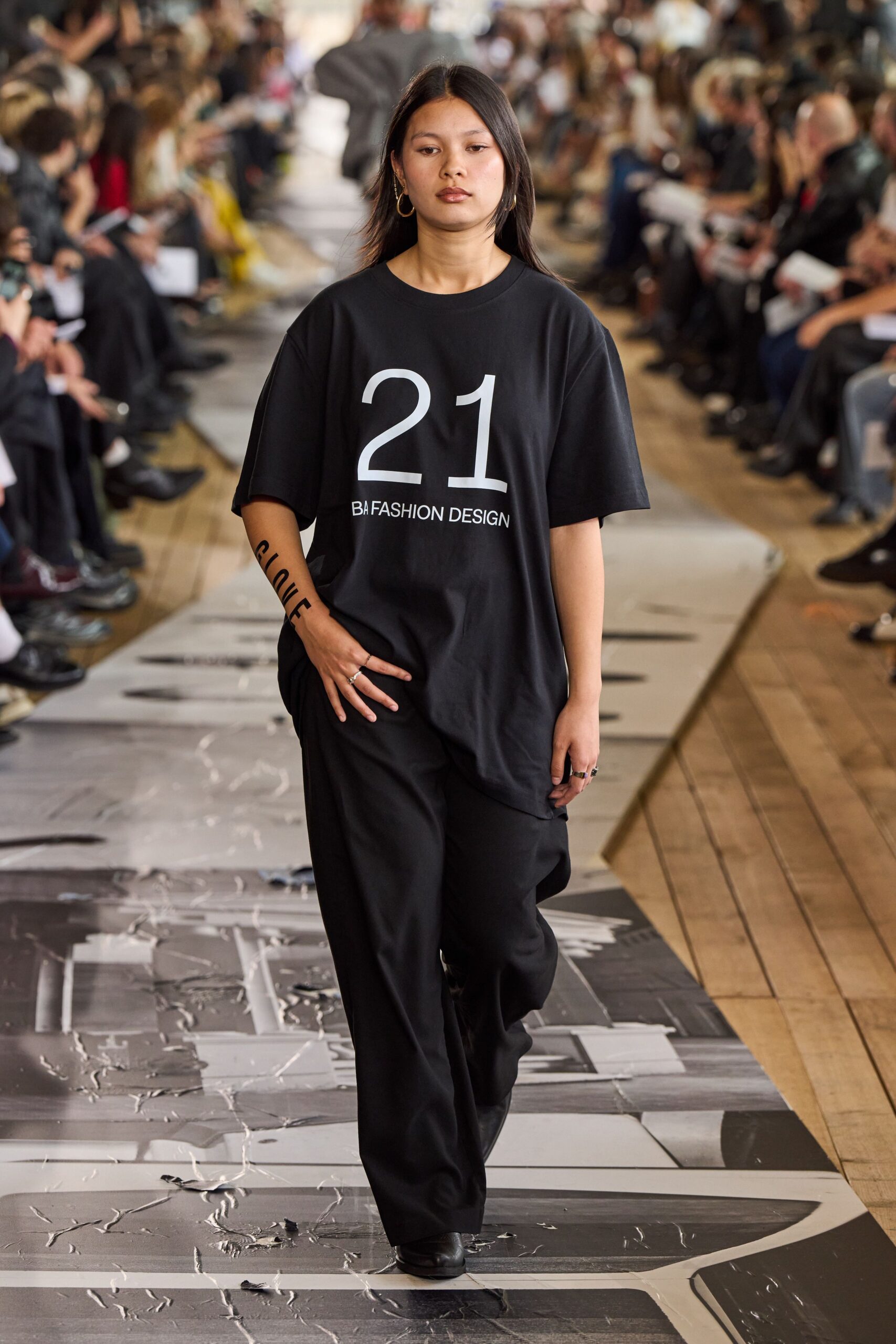 black cotton short-sleeve collared relaxed t-shirt