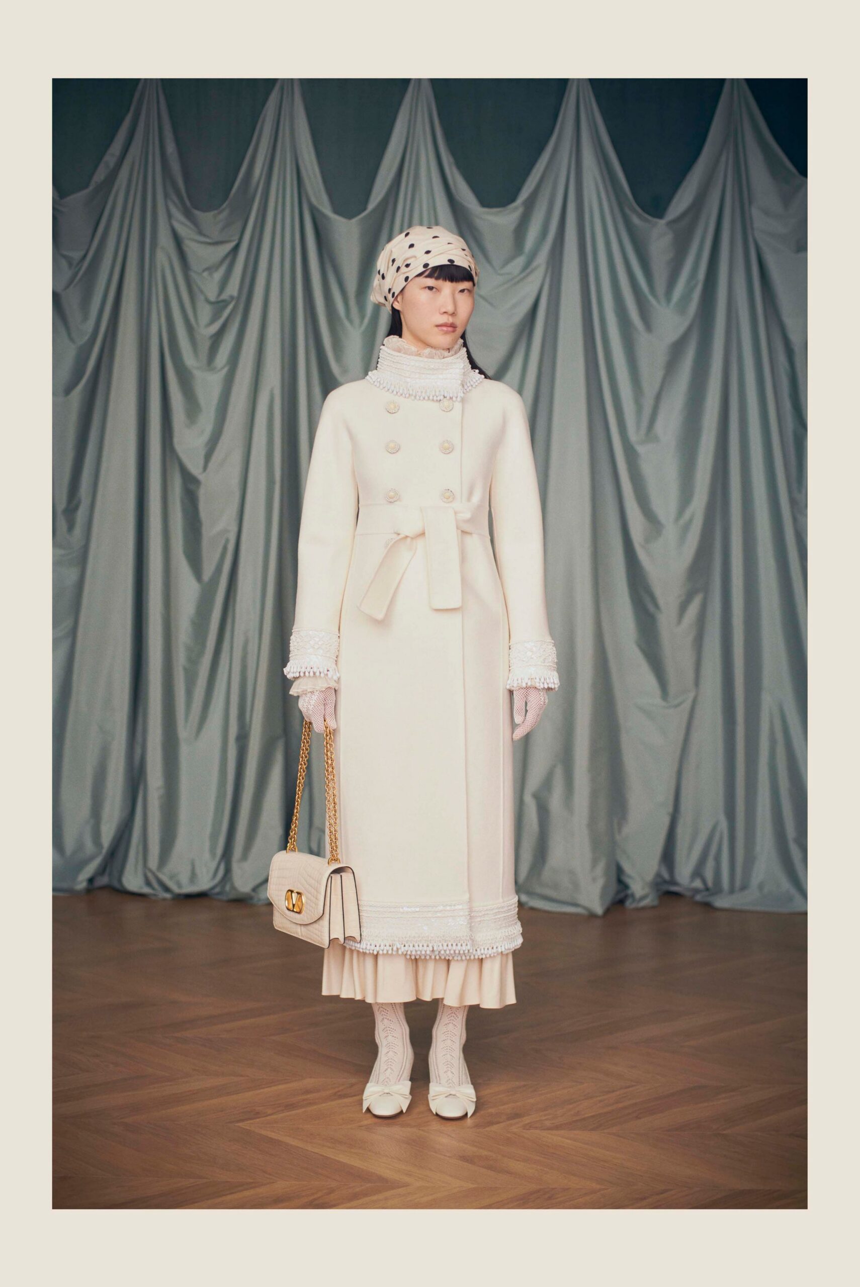 white wool long-sleeve collared fitted buttoned pleated coat