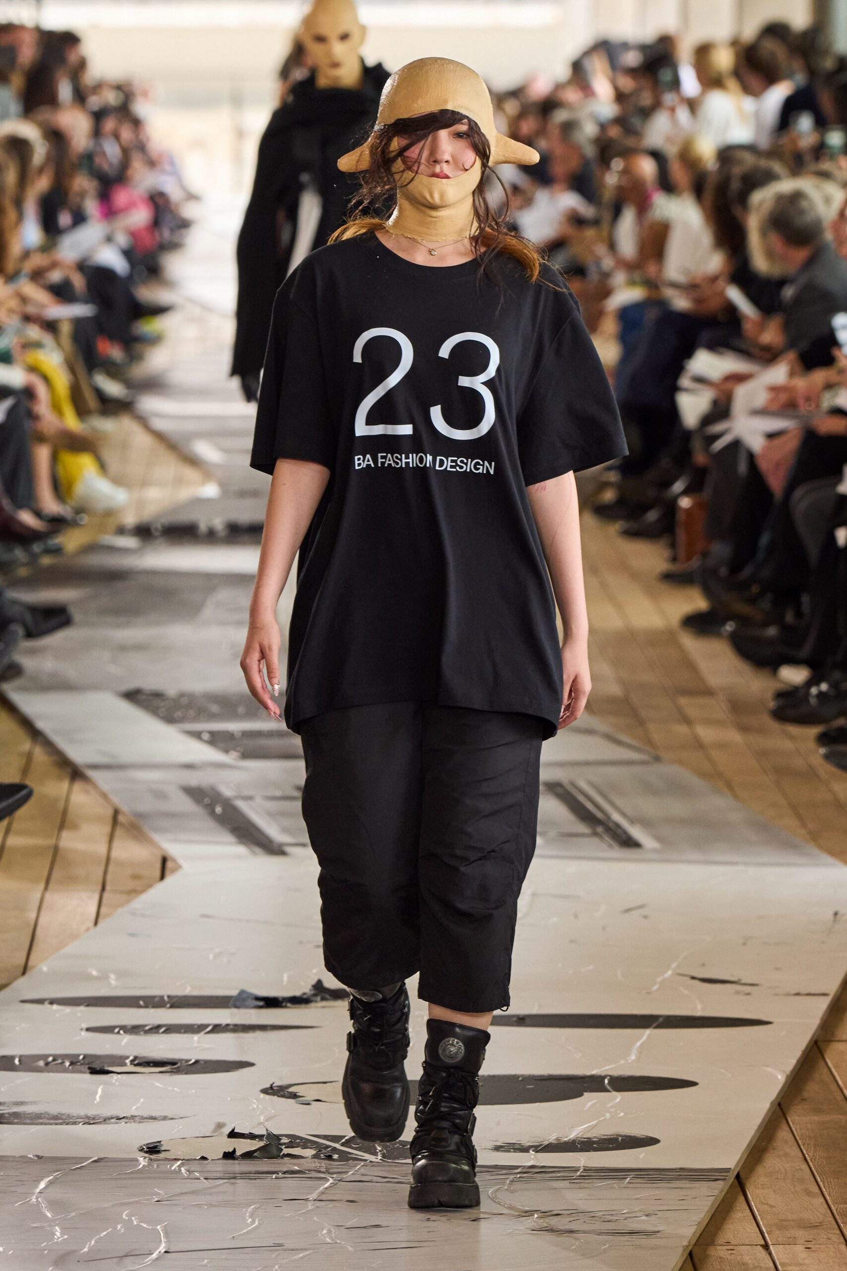 black cotton short-sleeve collared relaxed t-shirt
