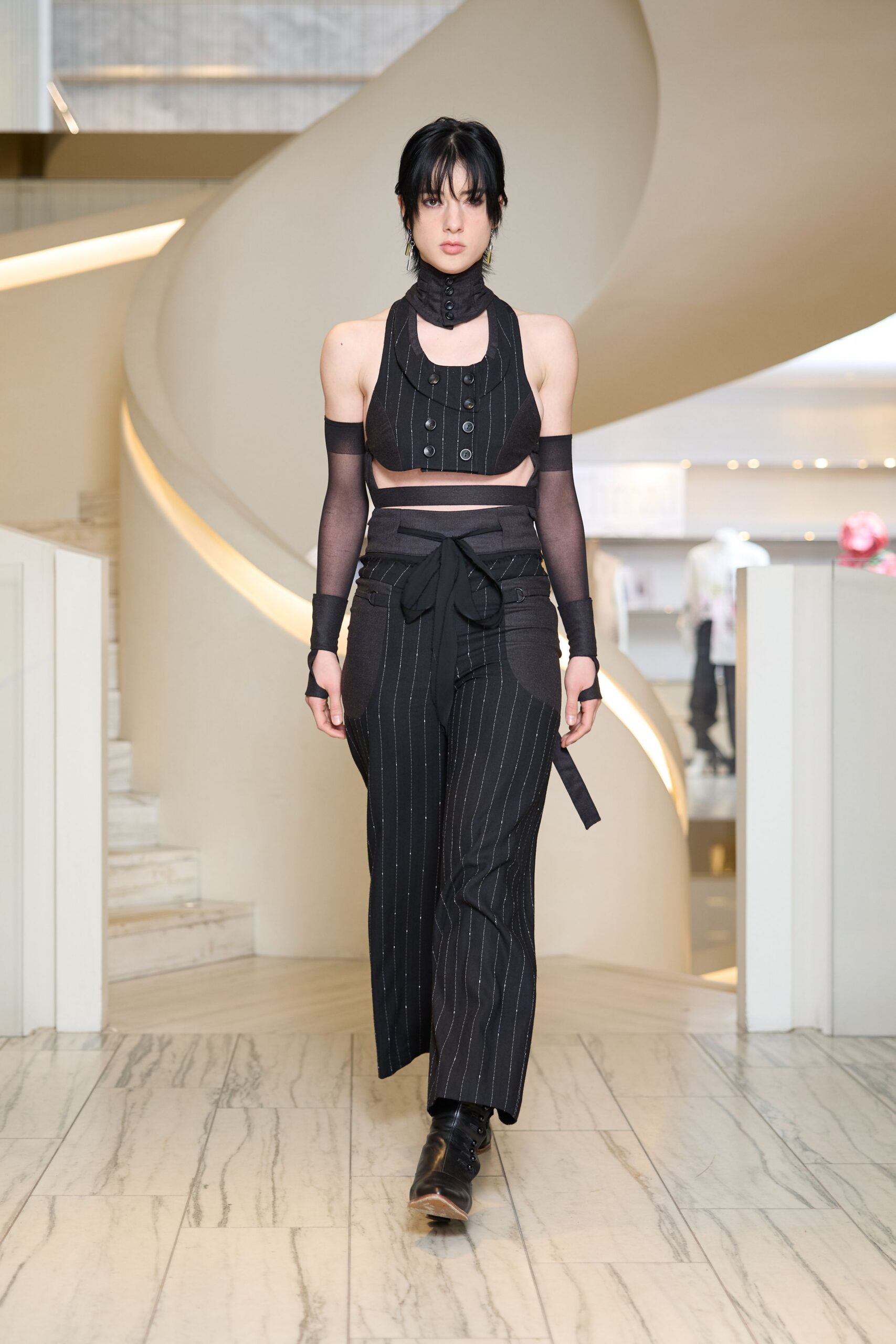 black cotton sleeveless collared fitted buttoned cropped crop-top