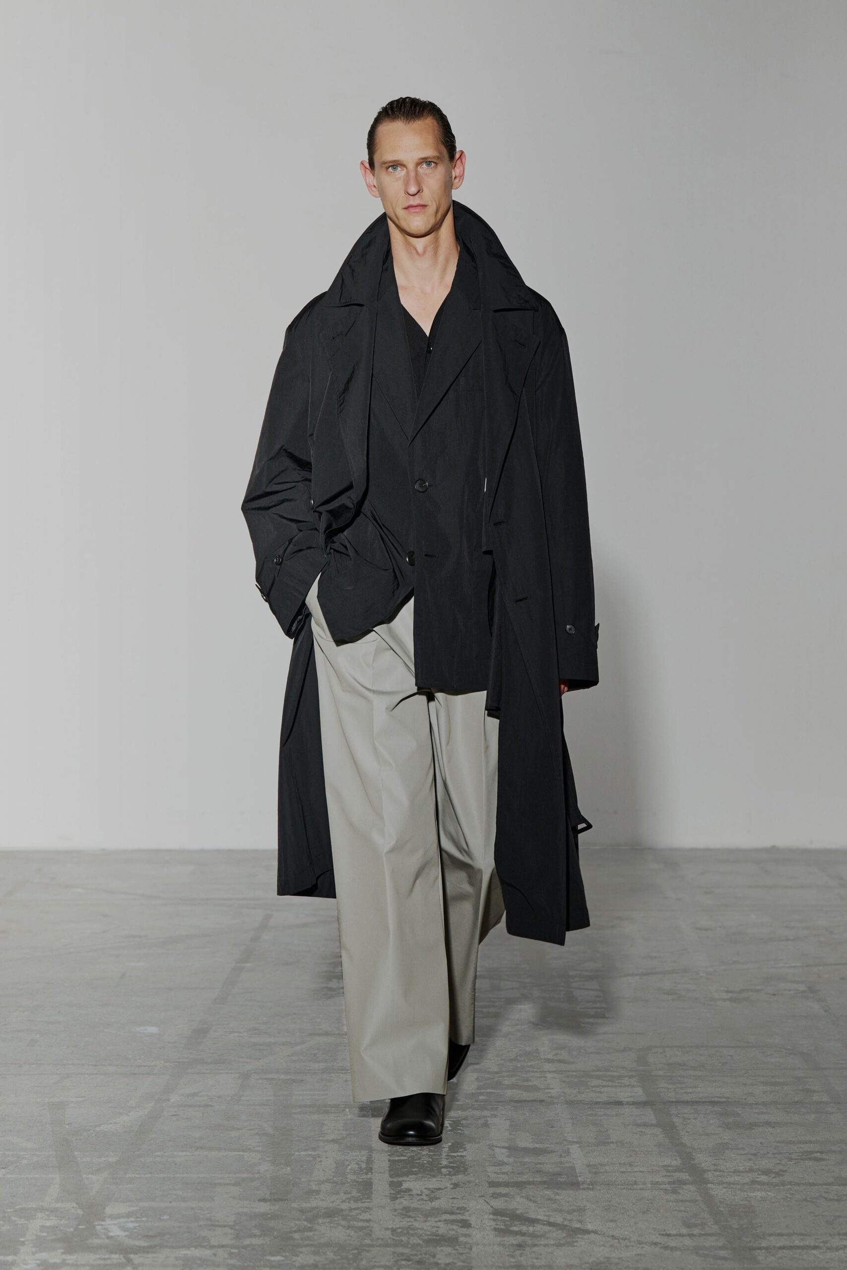 black cotton long-sleeve collared relaxed buttoned coat