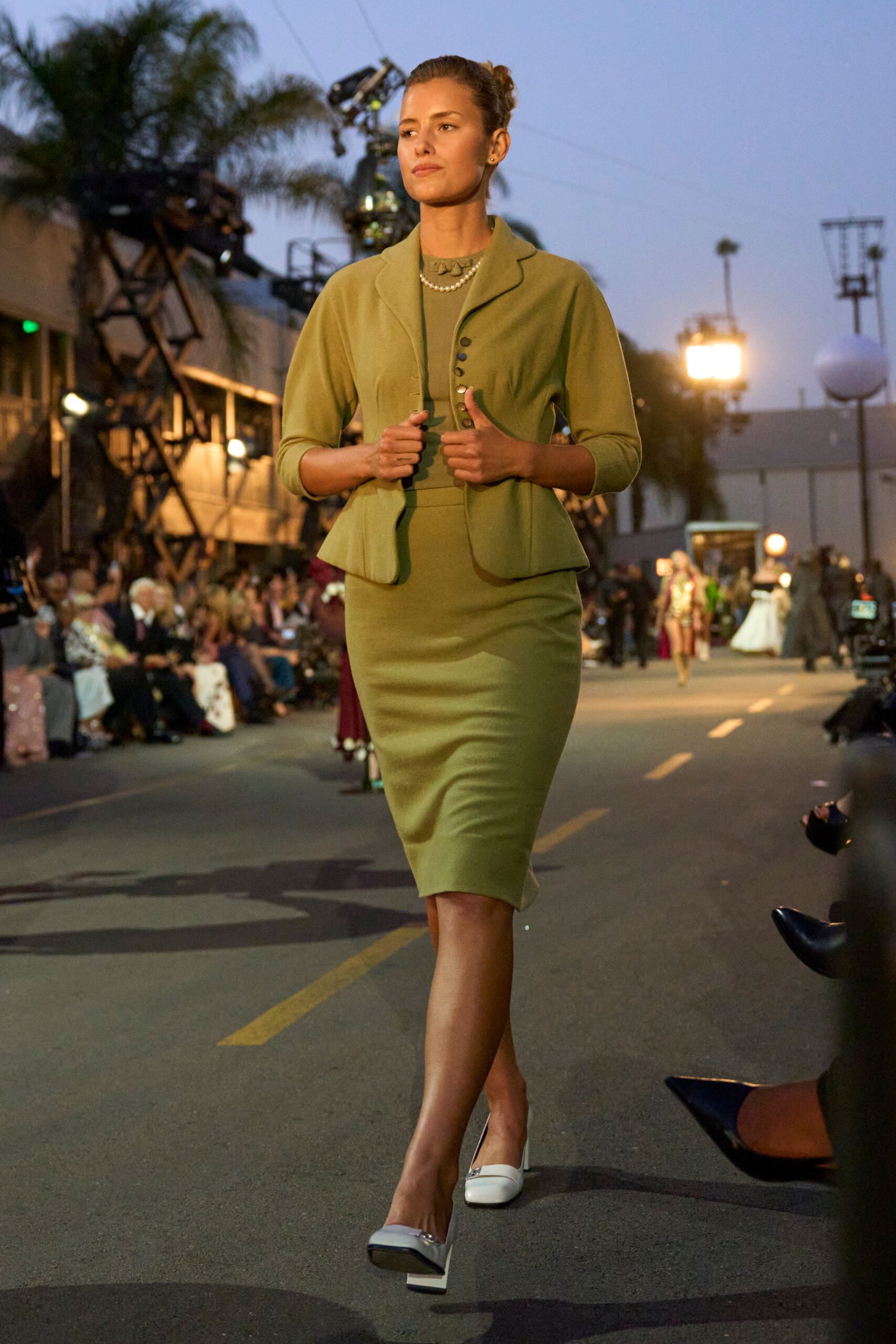 green short-sleeve collared structured buttoned blazer