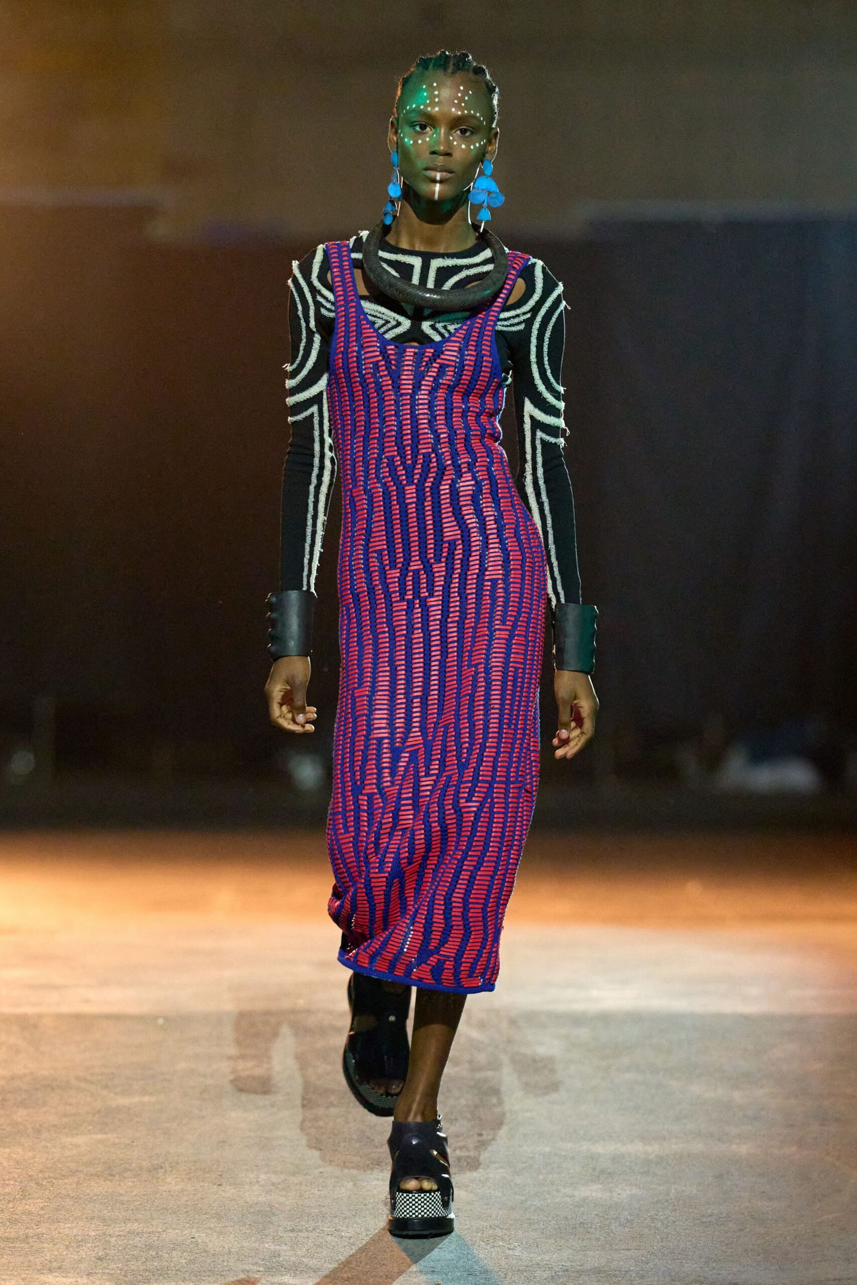 purple printed midi dress with black shoes