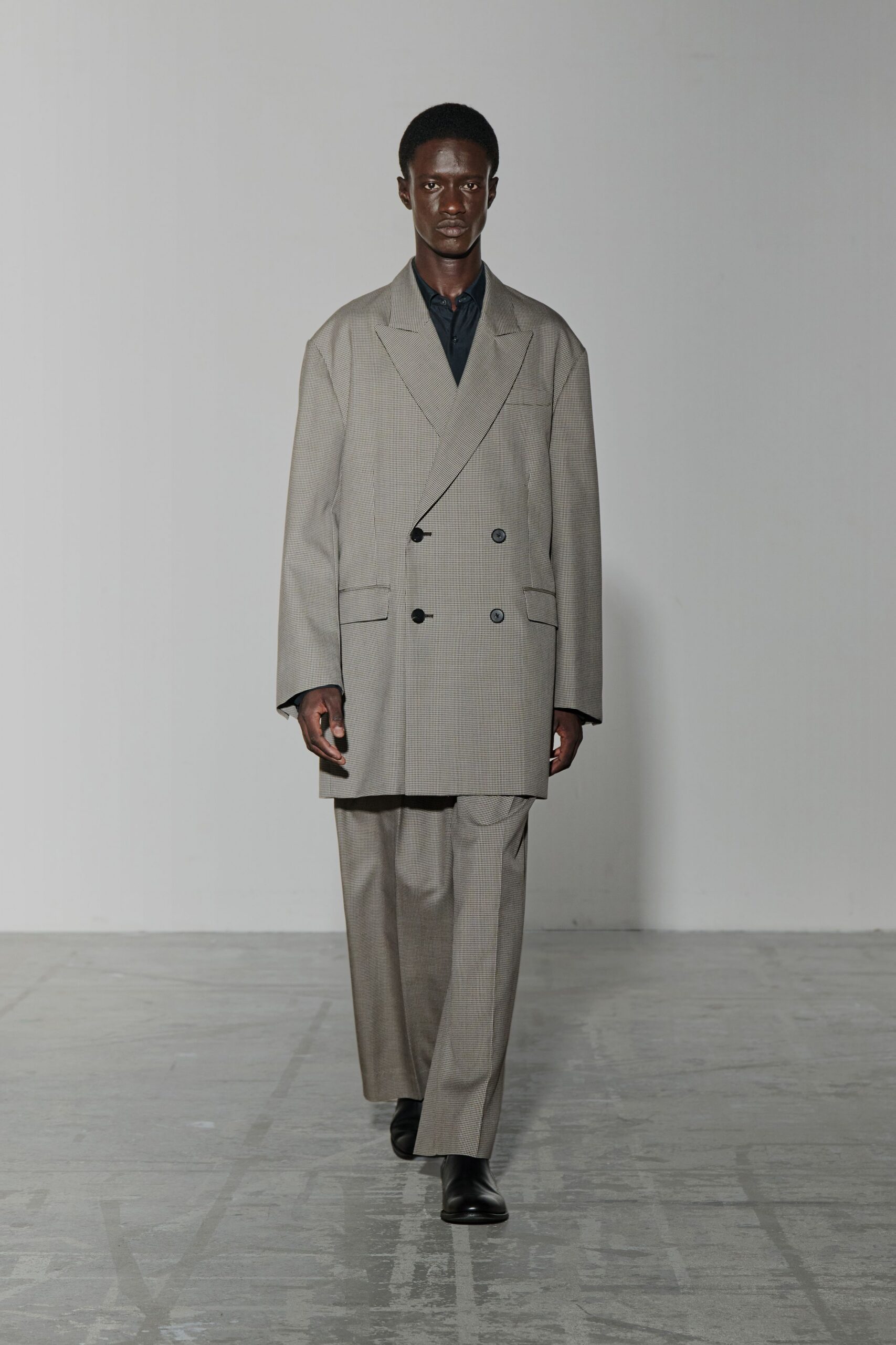 gray cotton long-sleeve collared relaxed checked buttoned suit