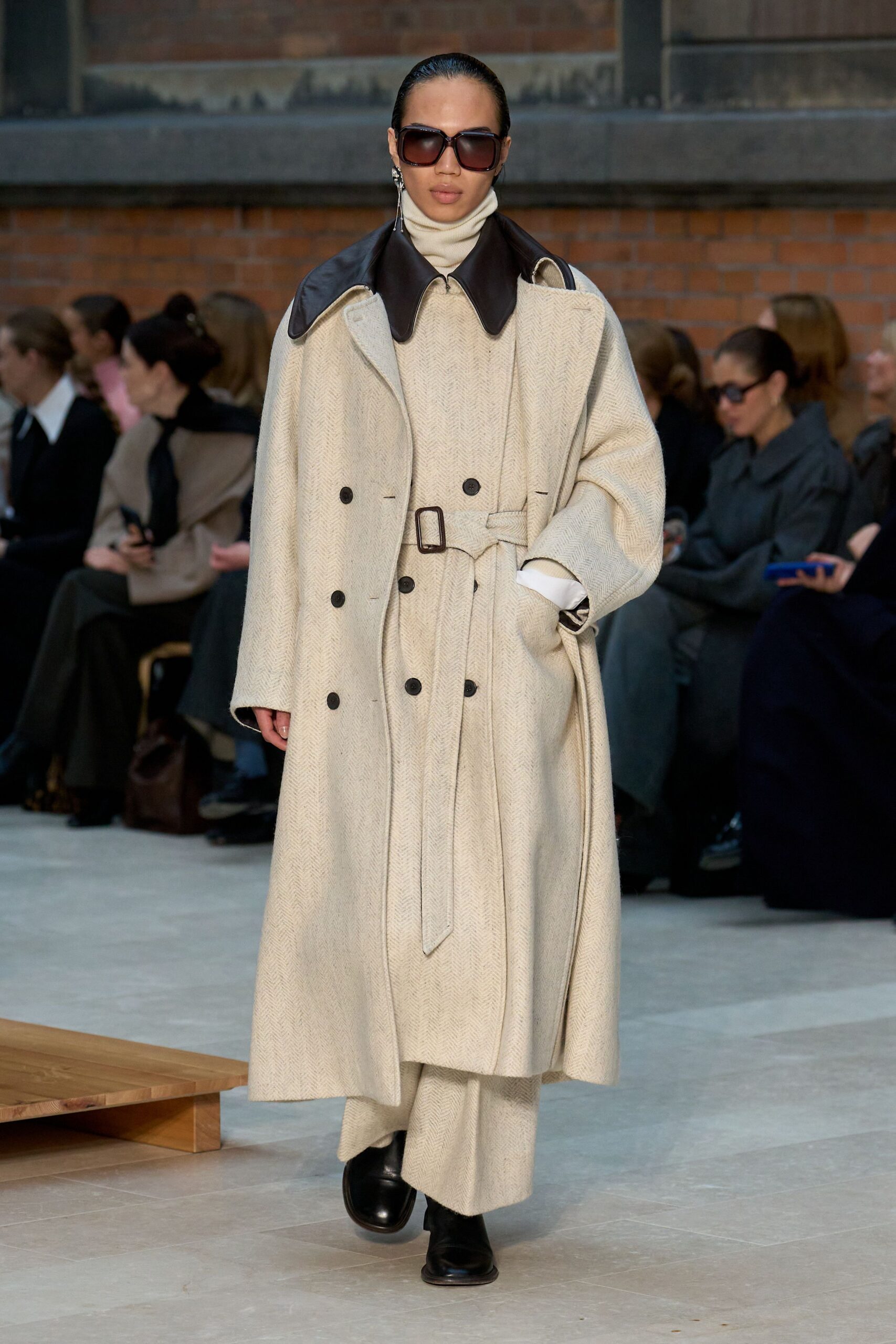 beige wool coat with black shoes