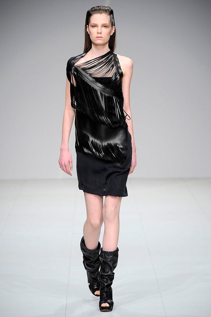 Sharon Wauchob Fall 2010 Ready-to-Wear