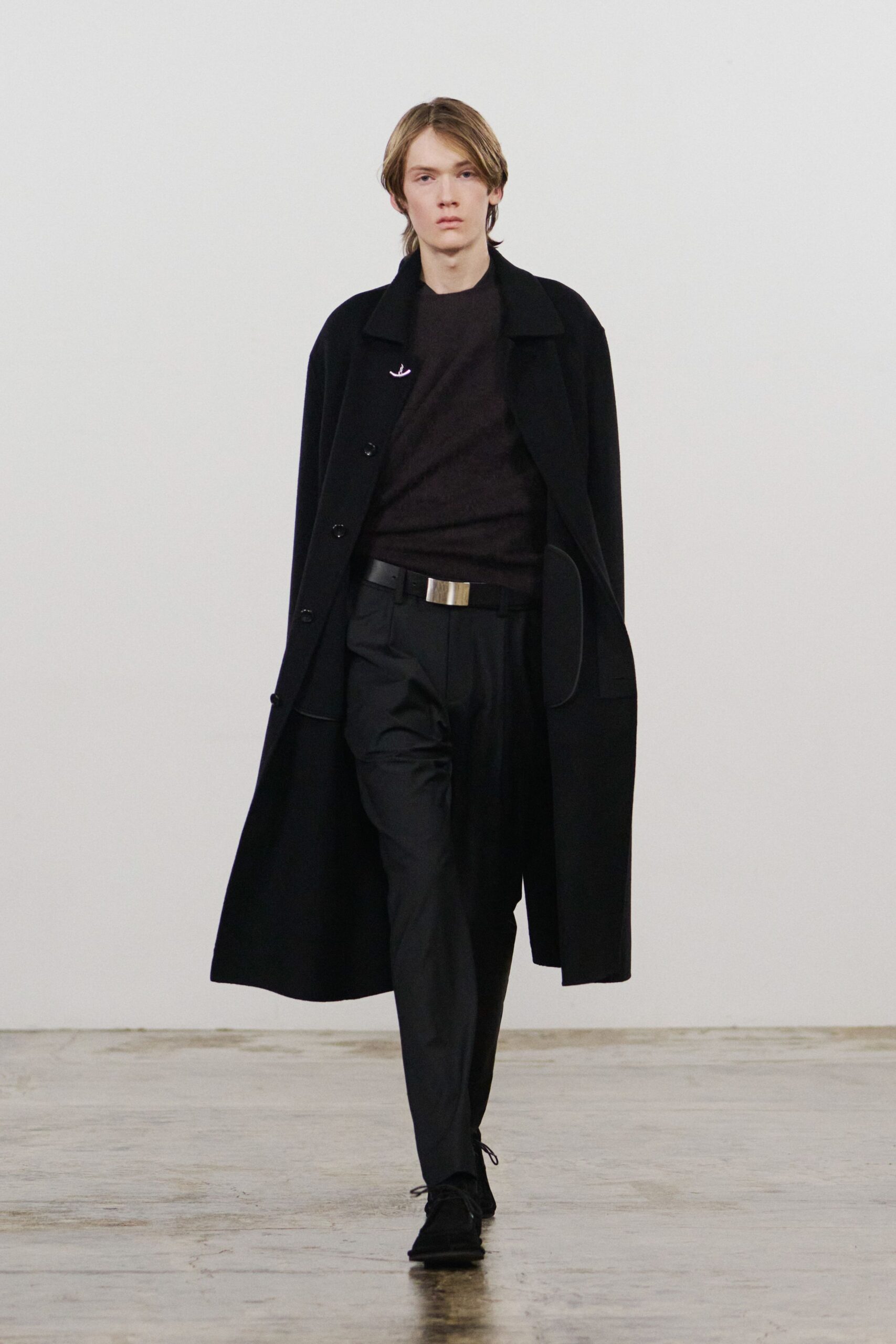 black wool long-sleeve collared fitted sweater