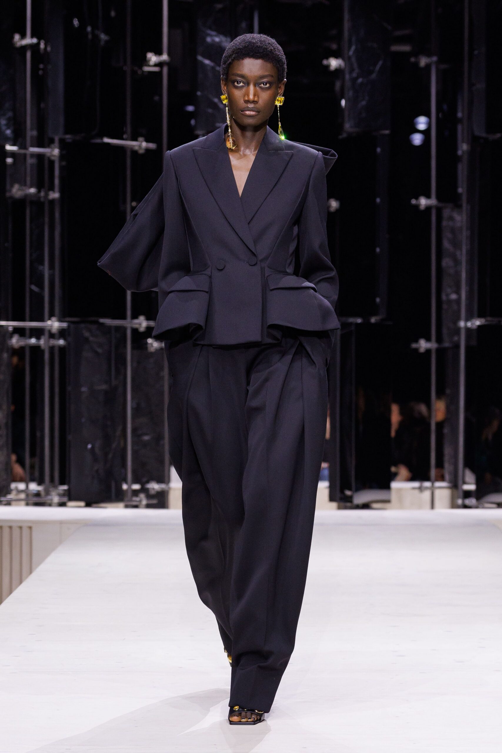 black long-sleeve collared structured blazer