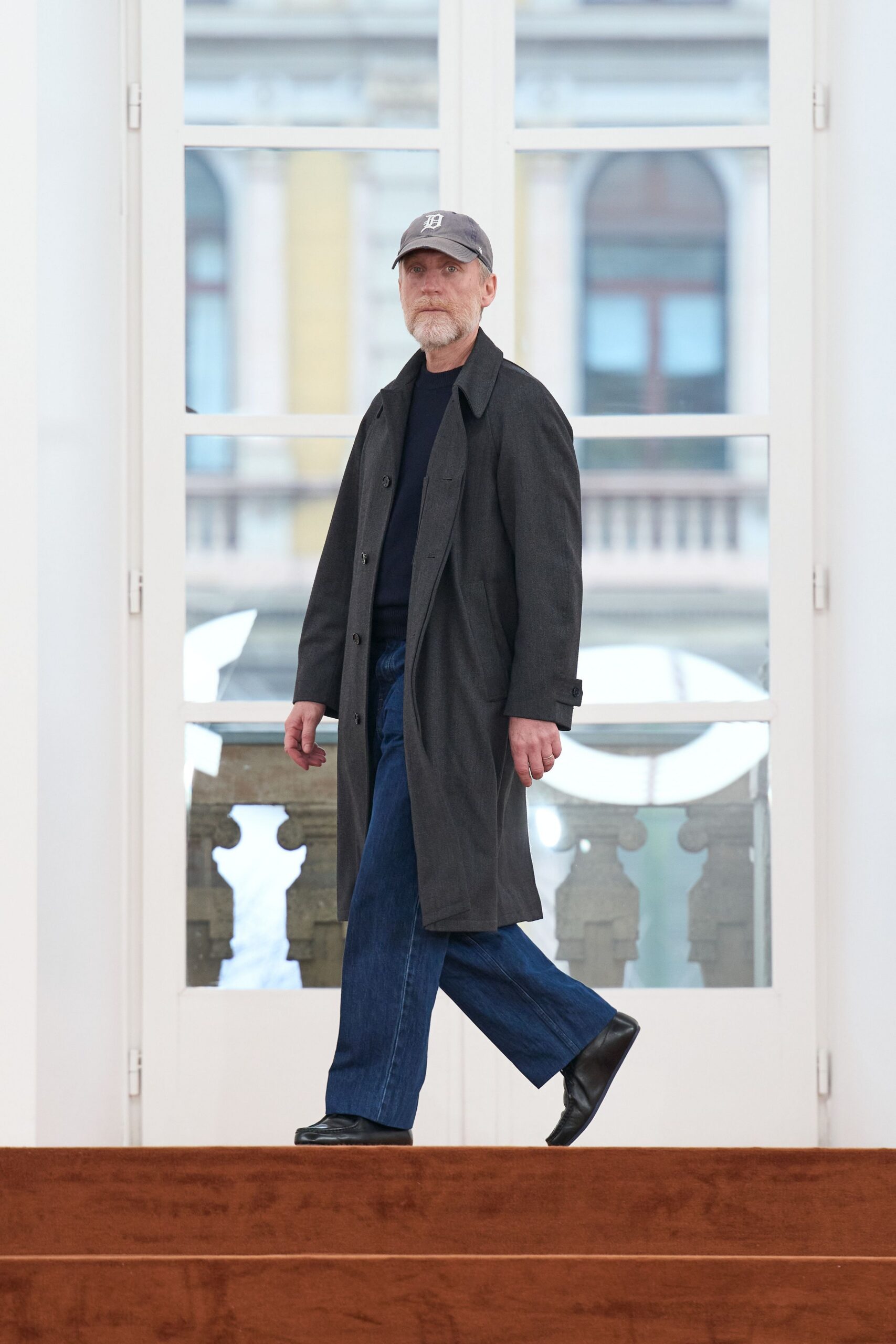 gray wool long-sleeve collared relaxed buttoned coat