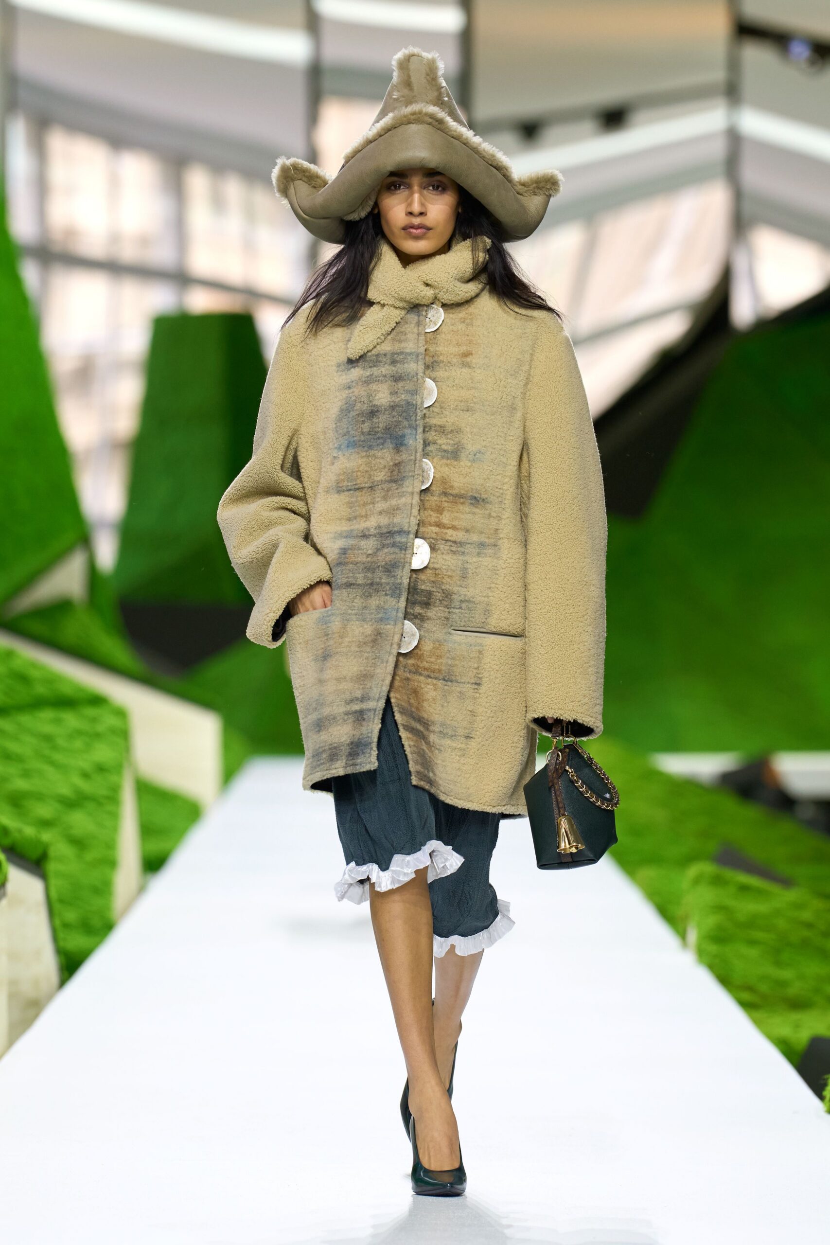 beige wool long-sleeve collared relaxed buttoned coat