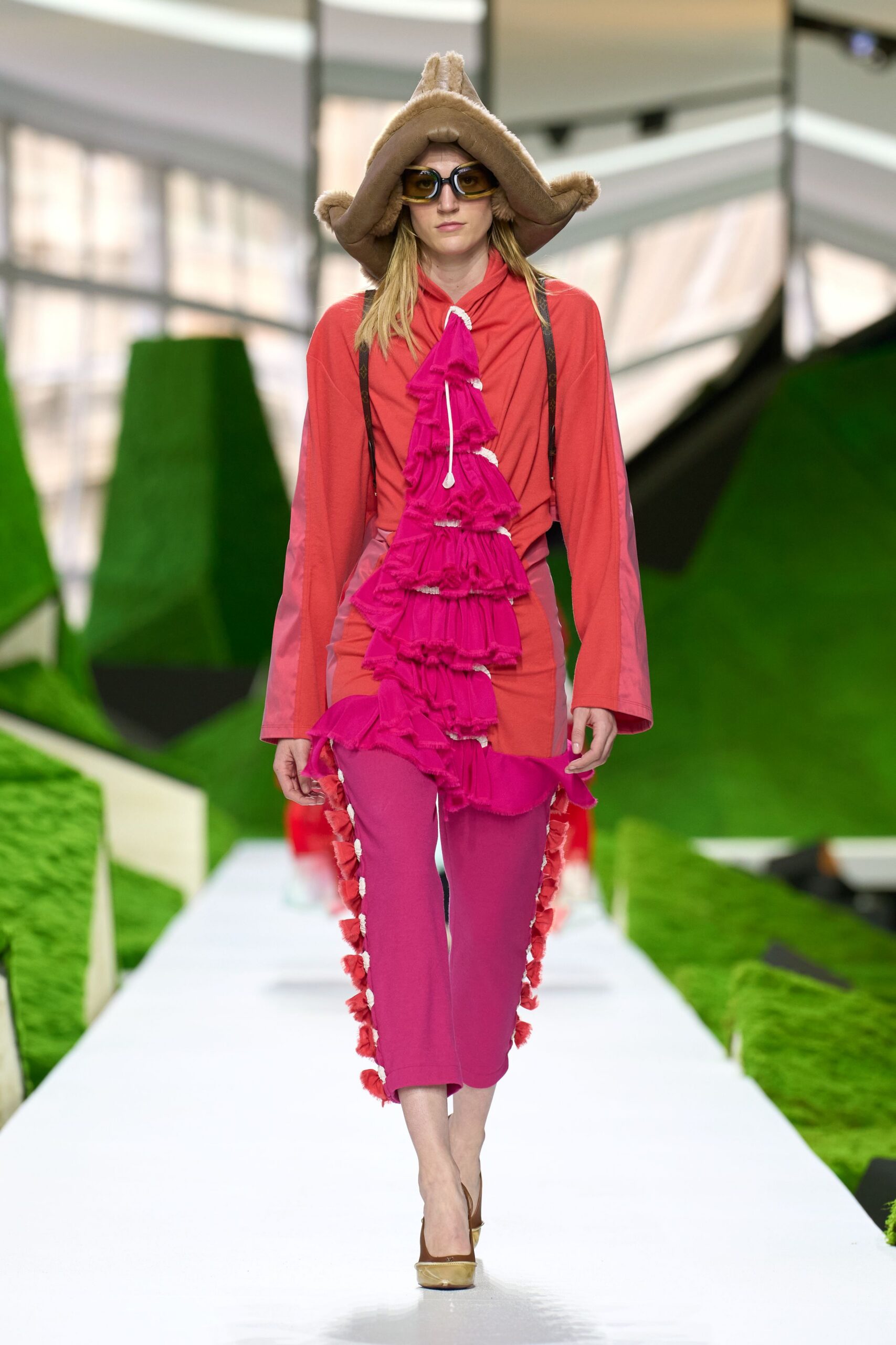 pink fitted straight-leg pants