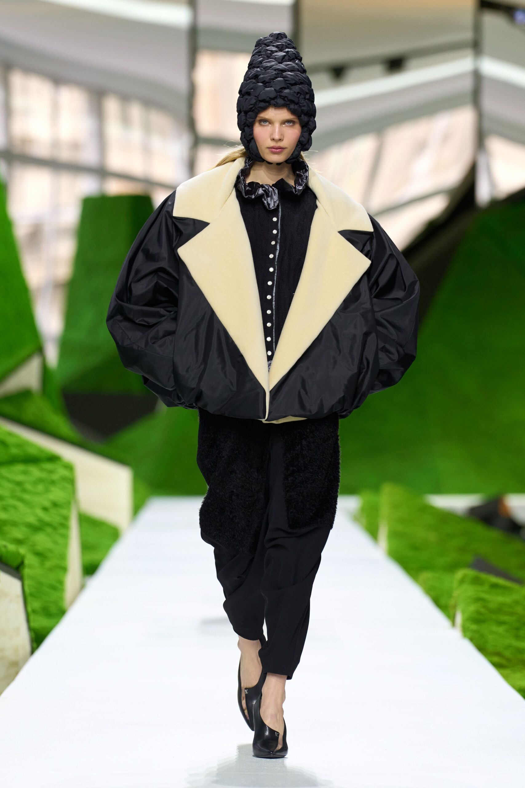 black cotton long-sleeve collared oversized buttoned jacket