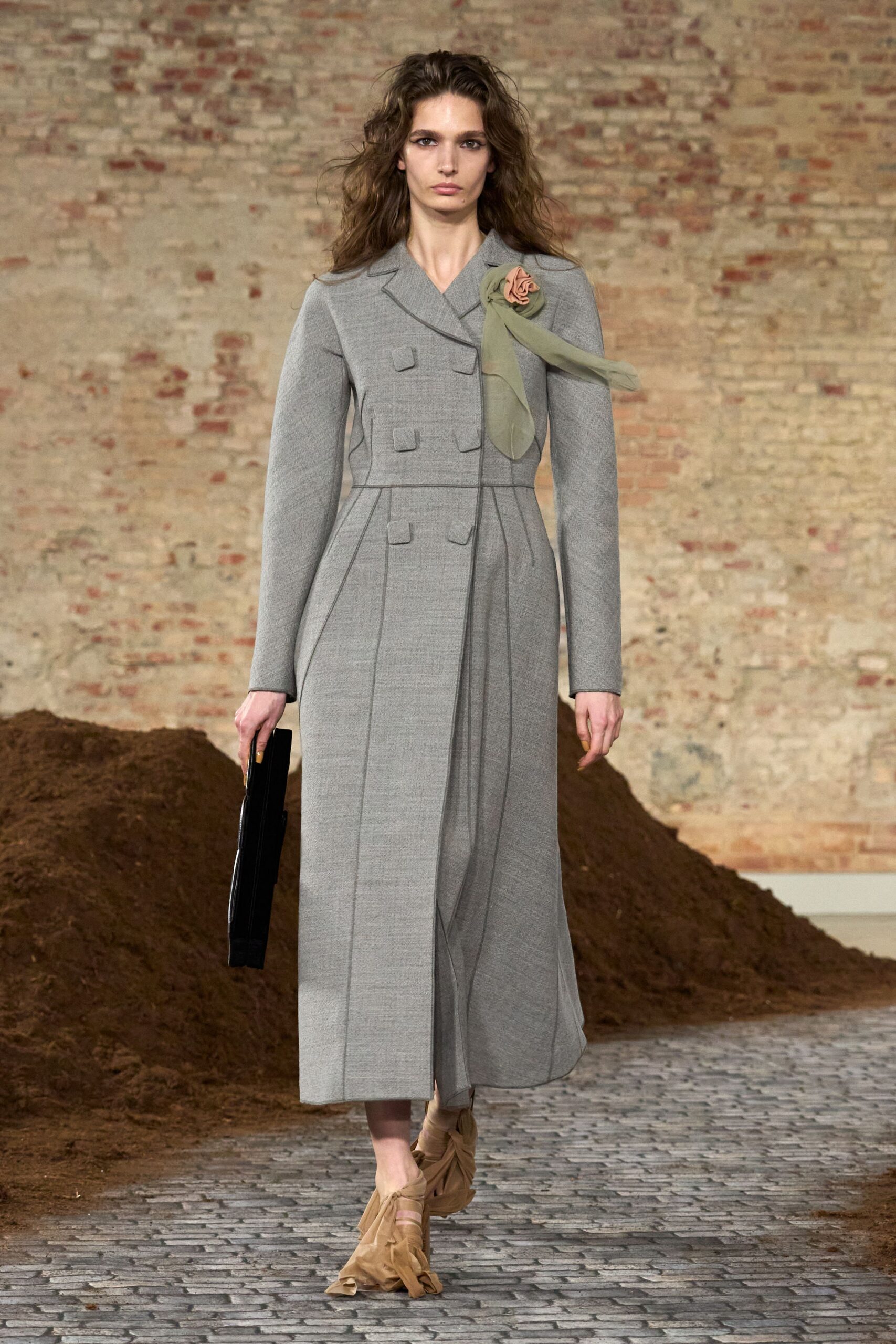 gray wool long-sleeve collared tailored buttoned pleated coat