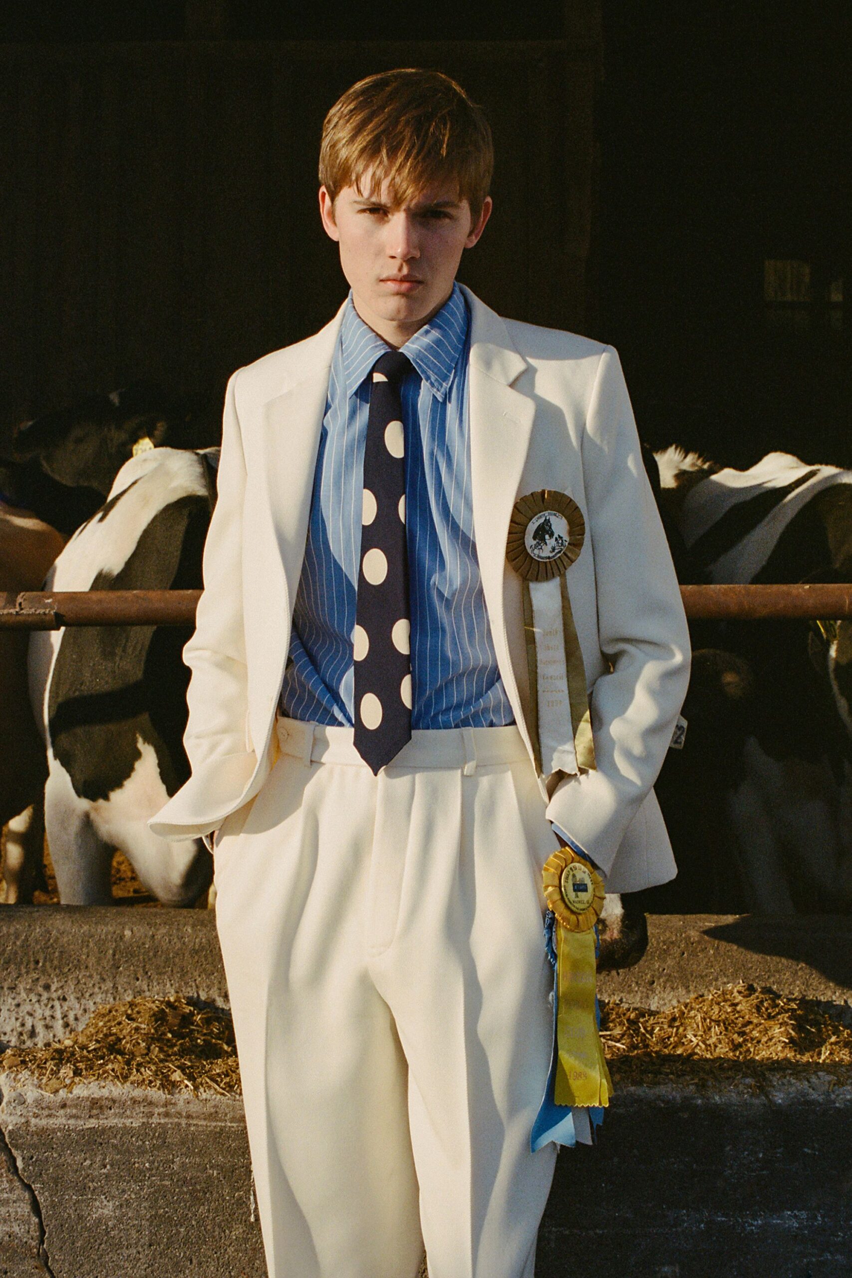 white long-sleeve collared tailored buttoned suit