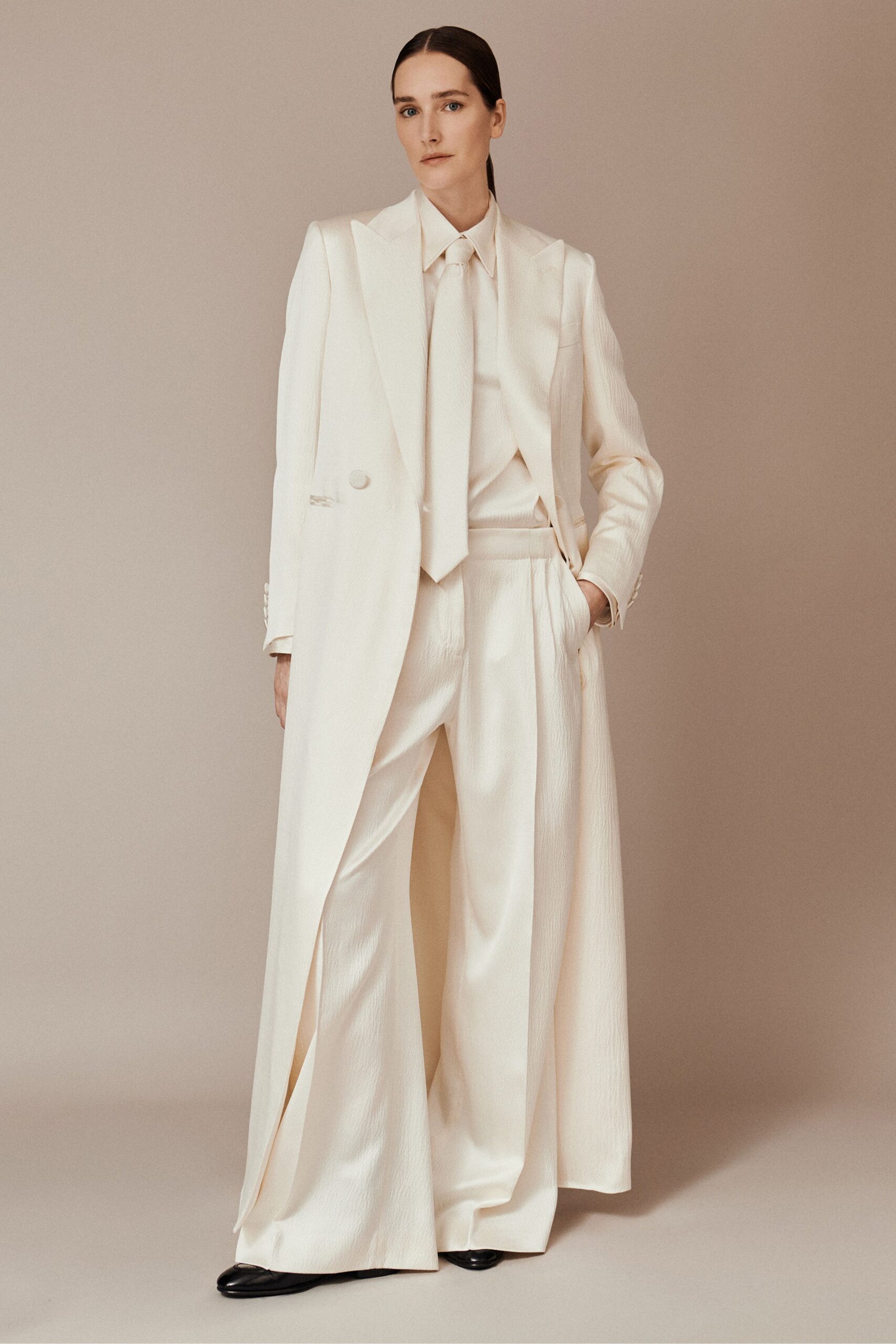 white cotton long-sleeve collared tailored buttoned pleated suit