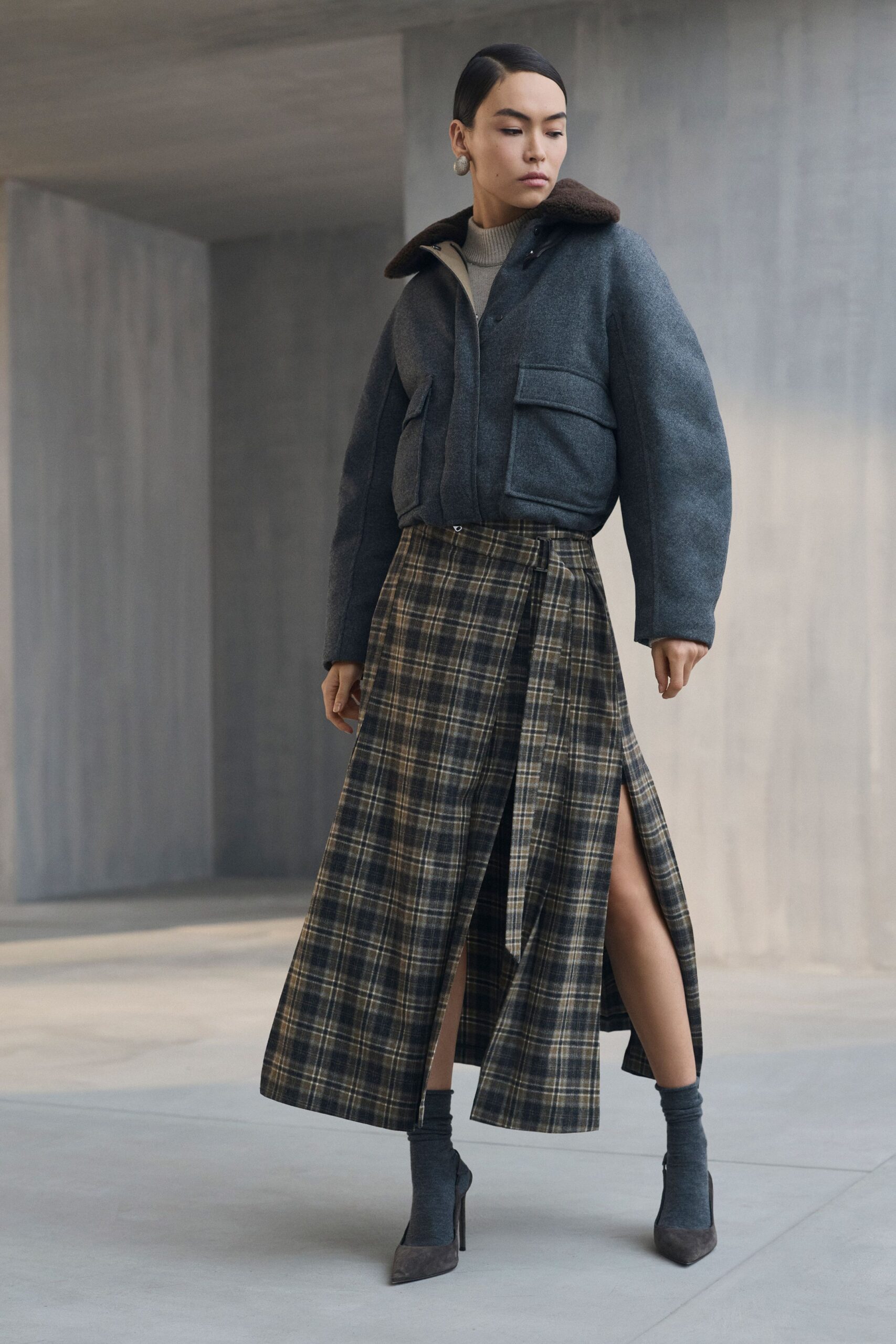 gray wool long-sleeve collared relaxed buttoned pockets jacket