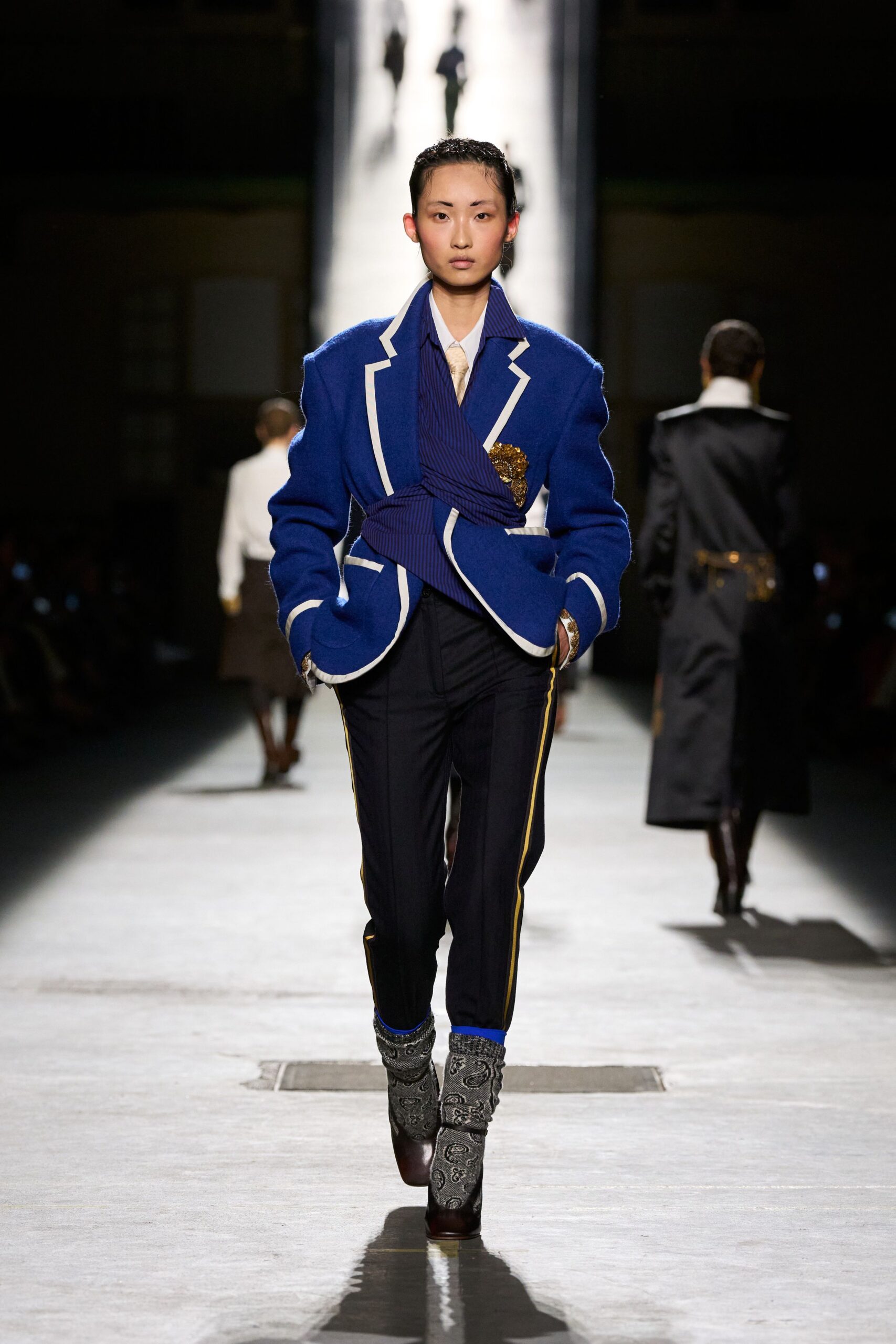 blue wool long-sleeve collared structured buttoned blazer