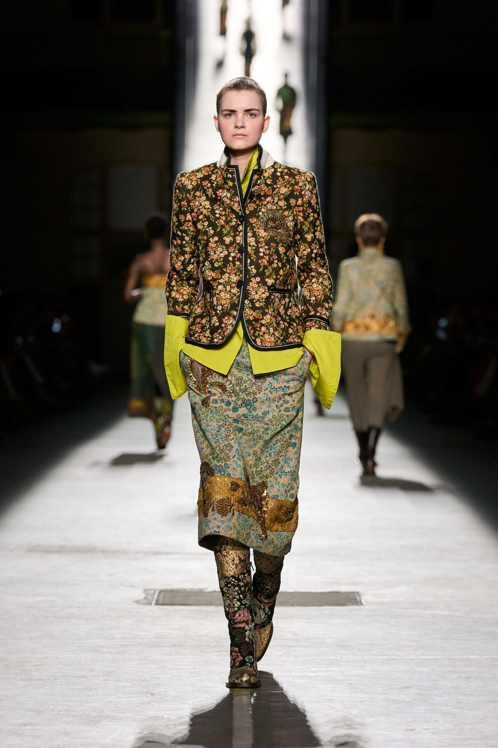 black silk long-sleeve collared fitted floral buttoned jacket
