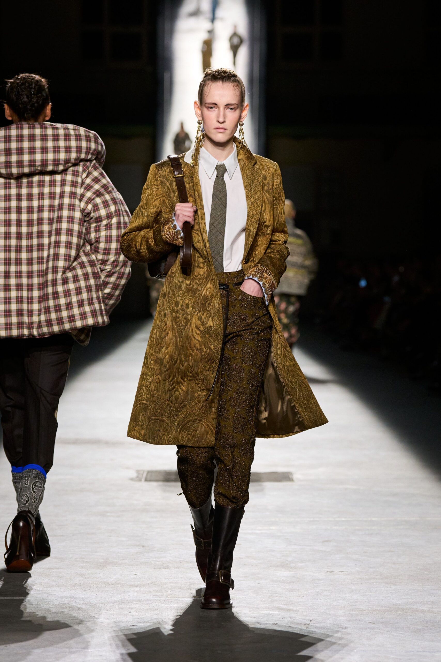 gold silk long-sleeve collared fitted embroidered coat