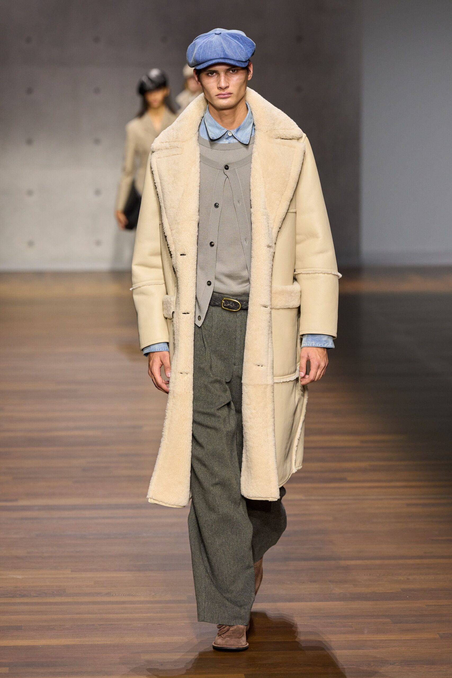 beige wool long-sleeve collared relaxed buttoned coat