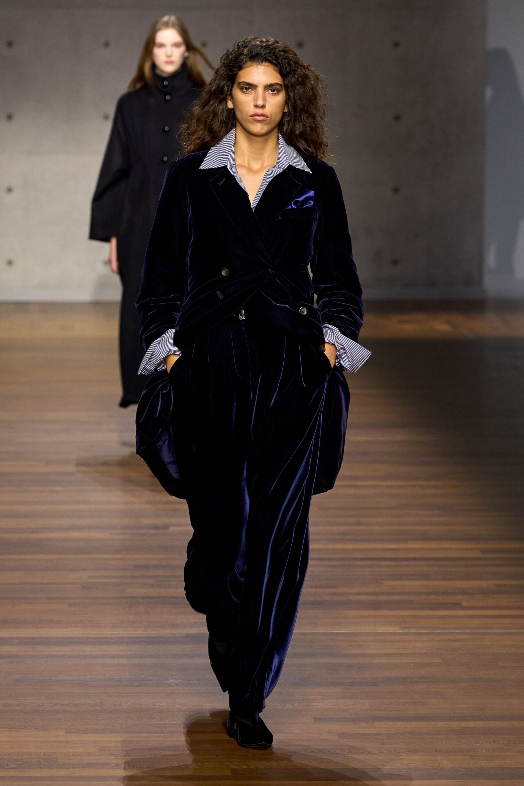 blue velvet long-sleeve collared tailored pleated jacket