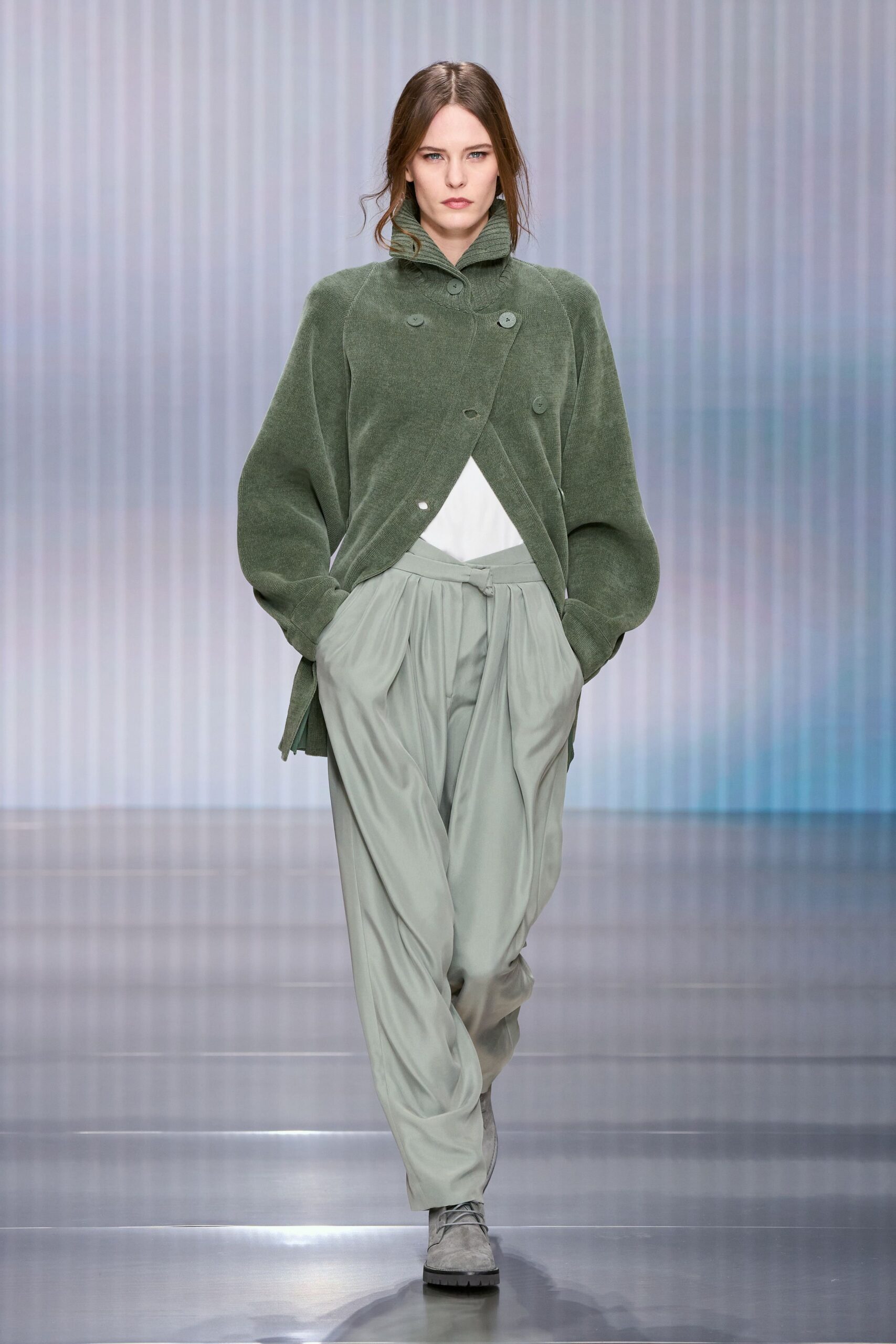 green cotton long-sleeve collared relaxed buttoned jacket