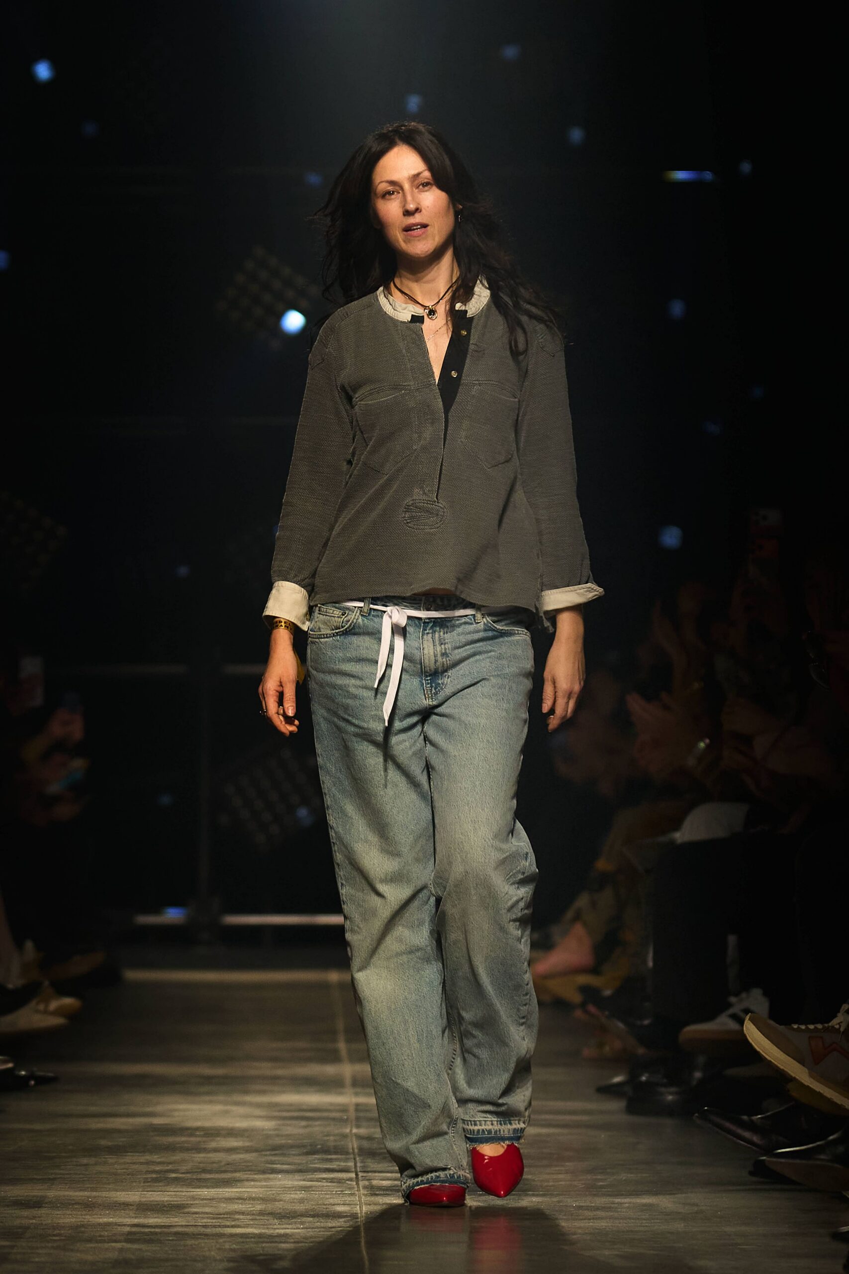 gray shirt blue jeans red shoes