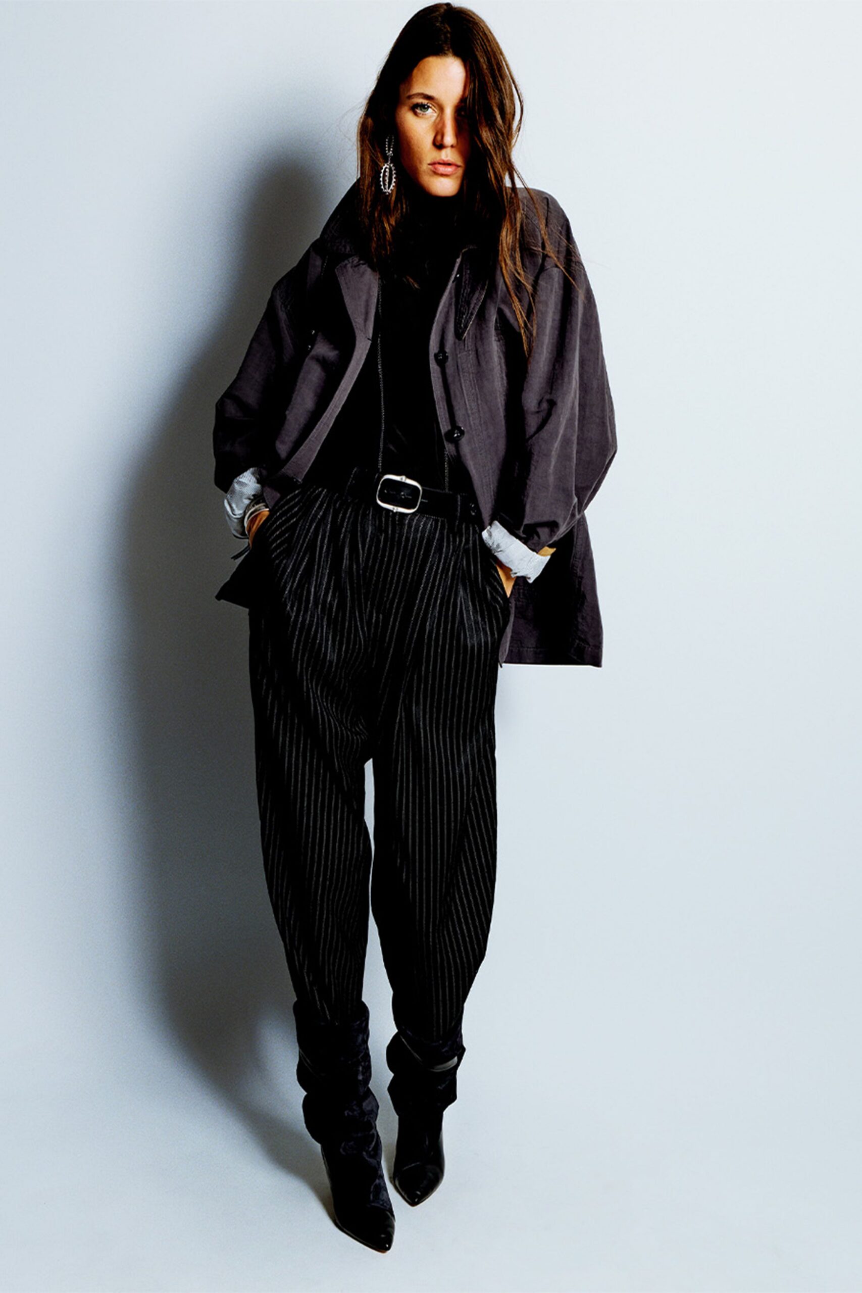 black cotton long-sleeve collared relaxed buttoned jacket