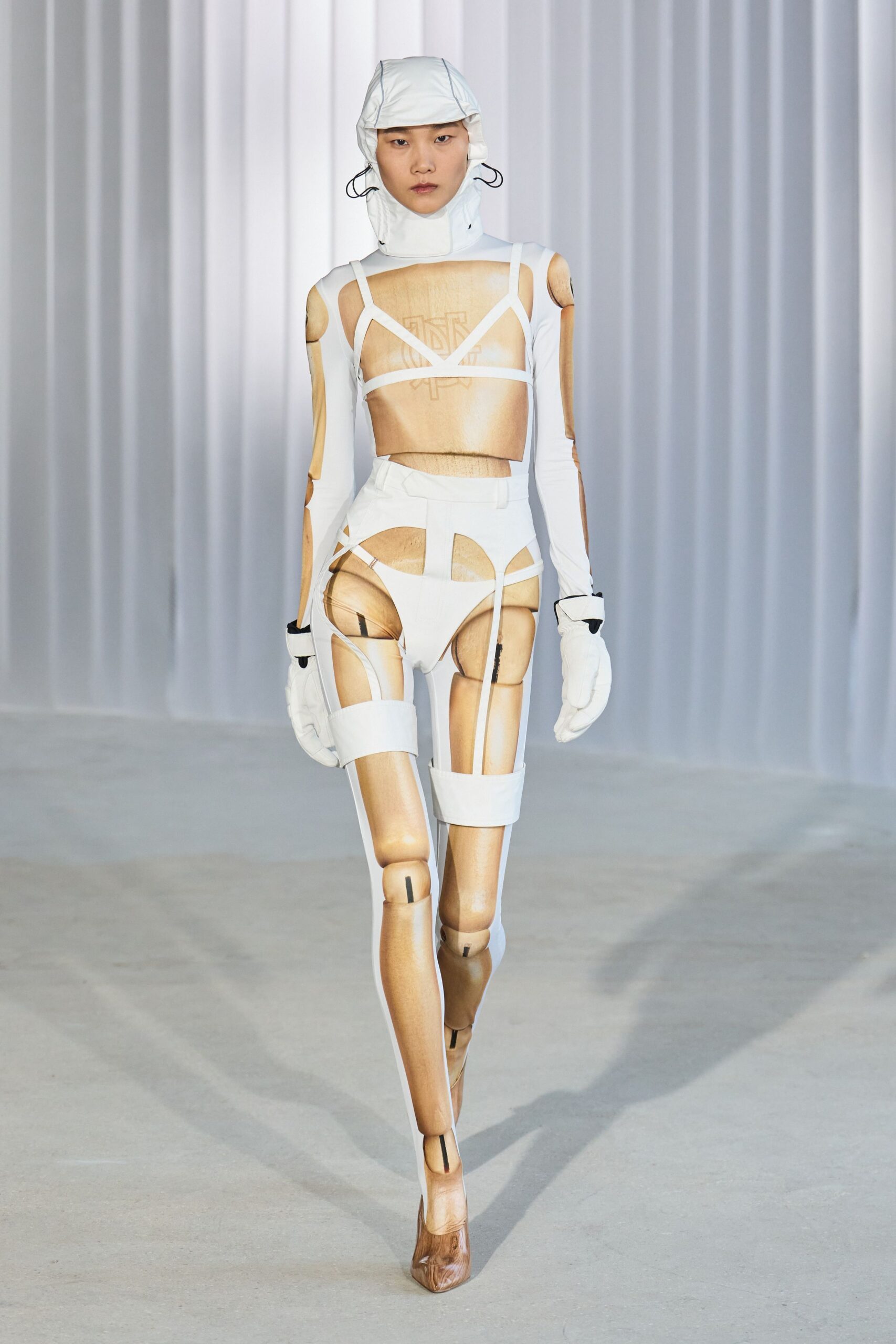 white fitted gloves
