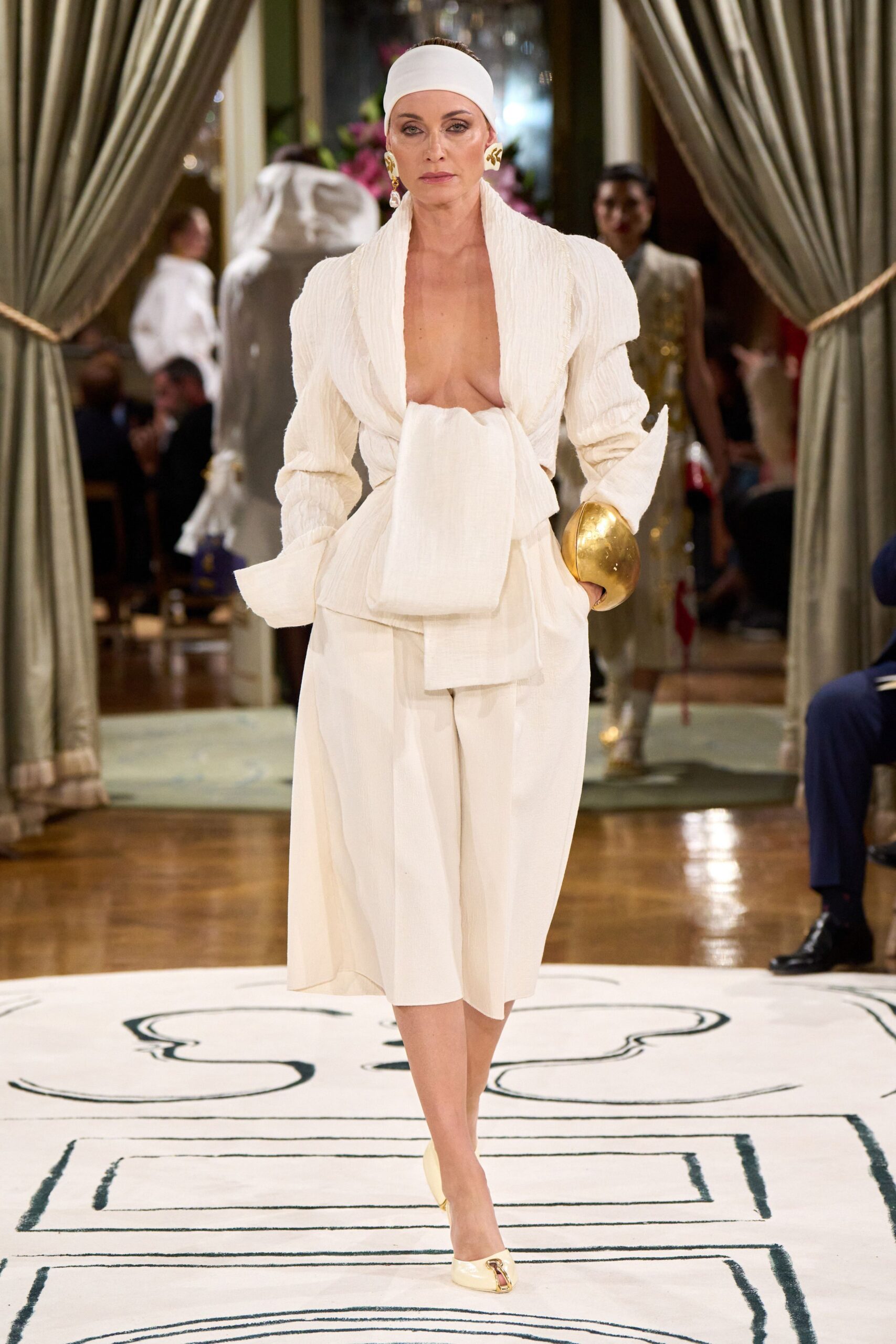 Schiaparelli Spring 2024 Ready-to-Wear Look 20