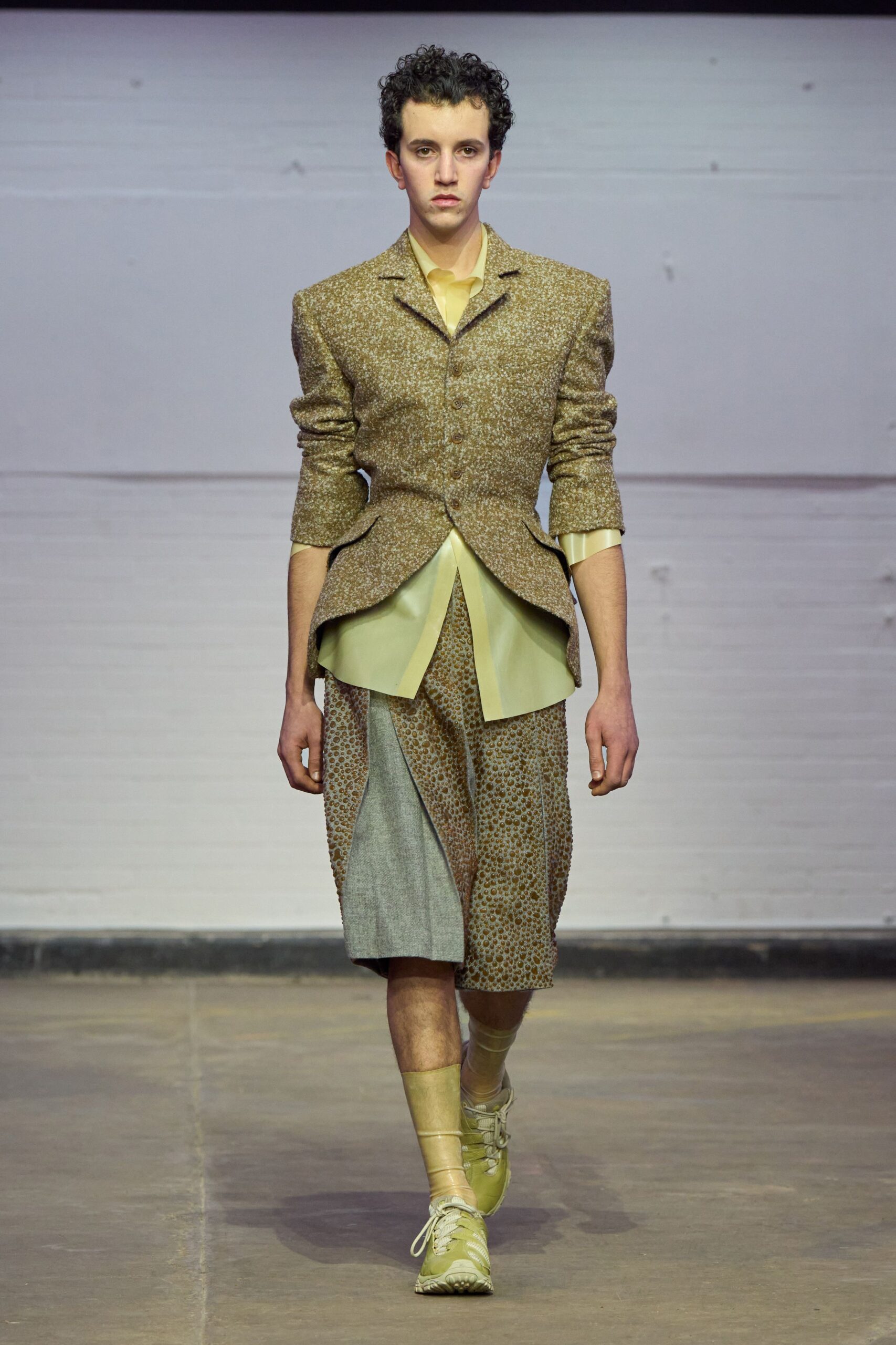 yellow silk short-sleeve collared fitted shirt