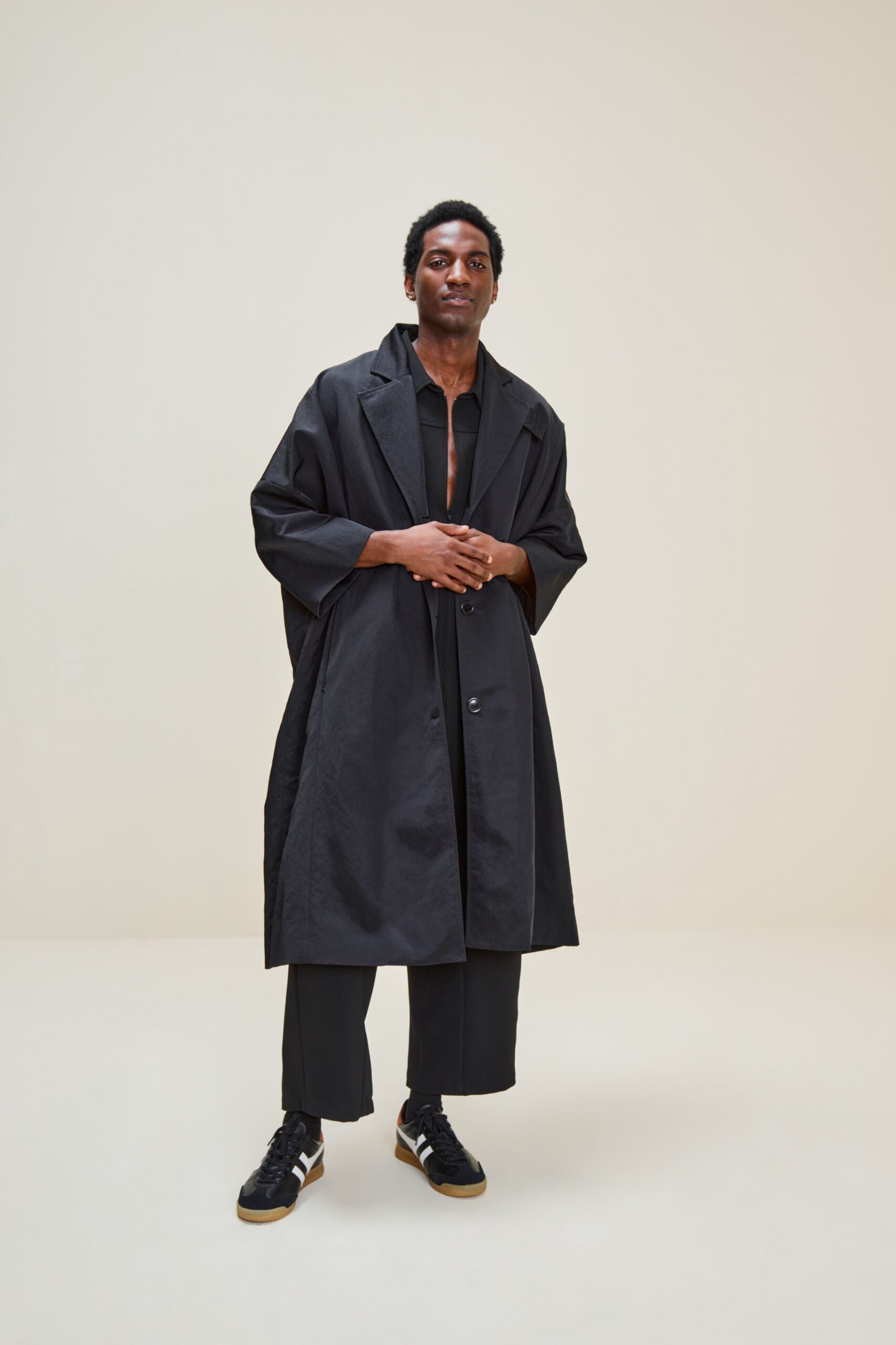 black cotton short-sleeve v-neck fitted shirt