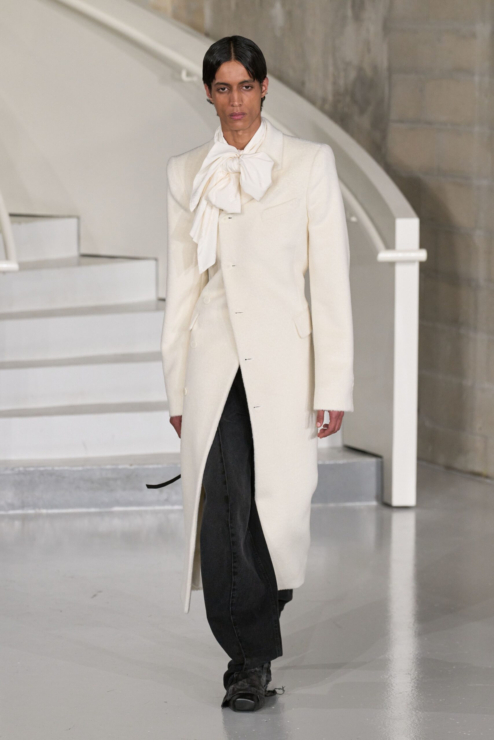 white wool long-sleeve collared fitted buttoned coat