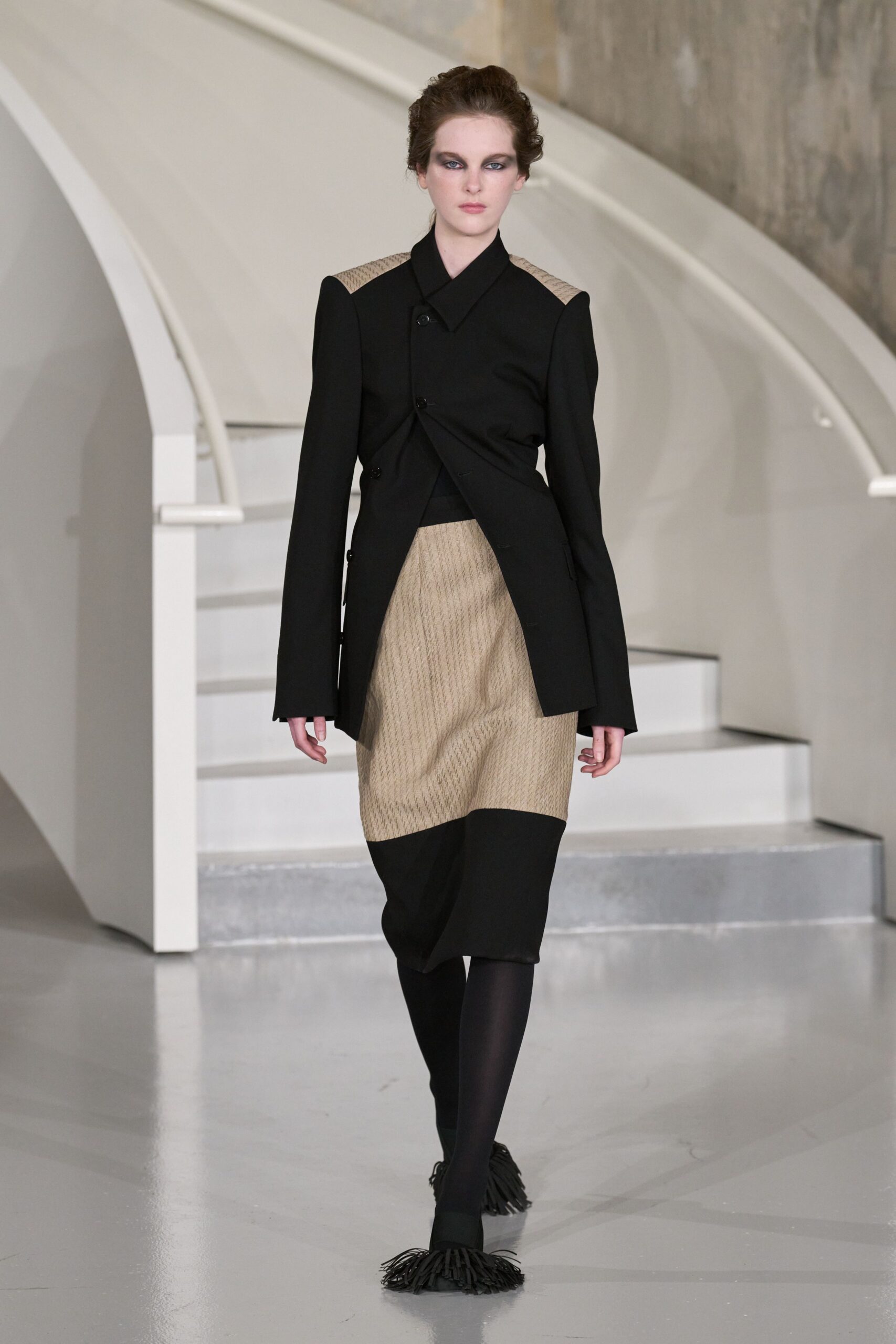 black blazer beige pencil skirt