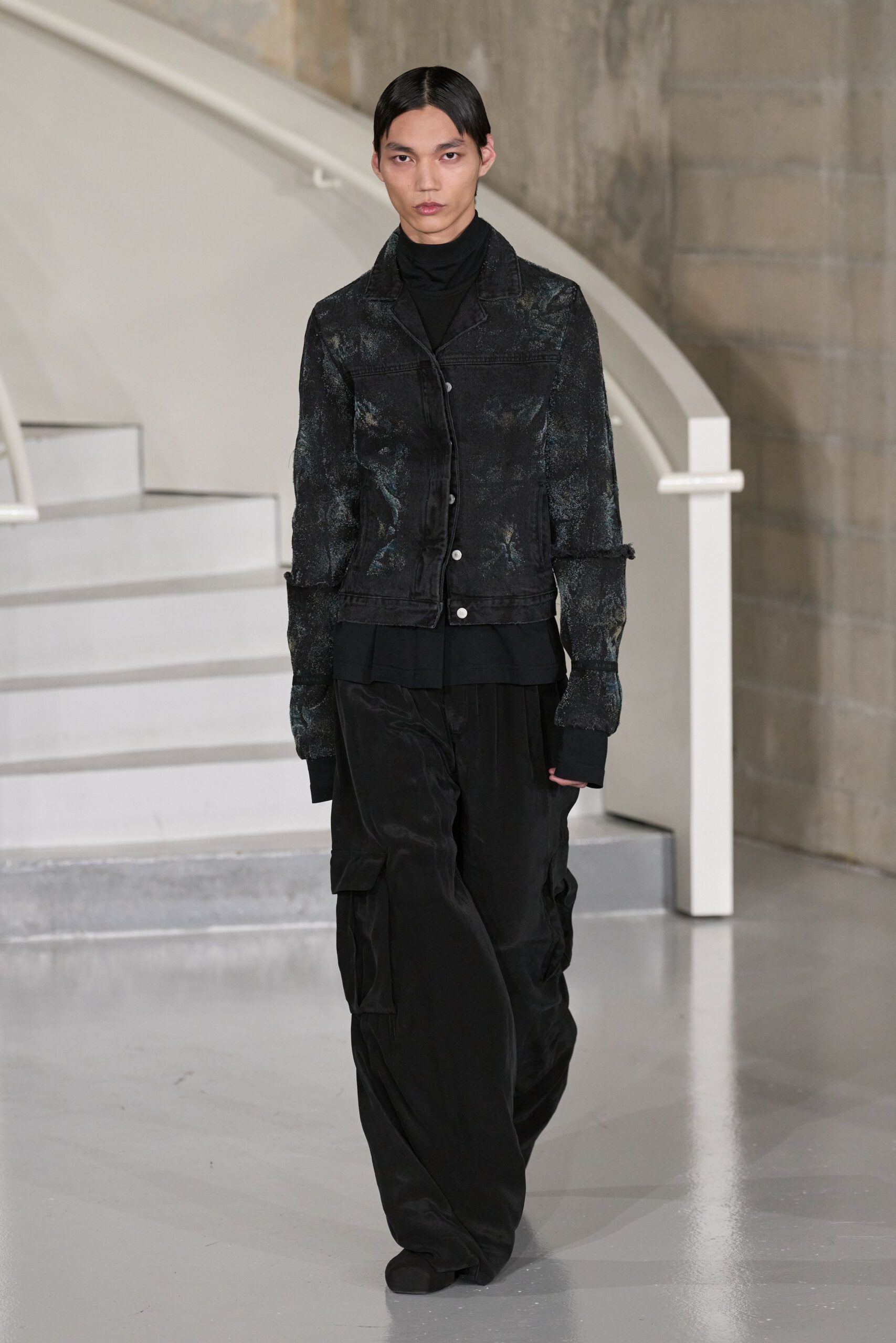 black cotton long-sleeve collared relaxed buttoned jacket