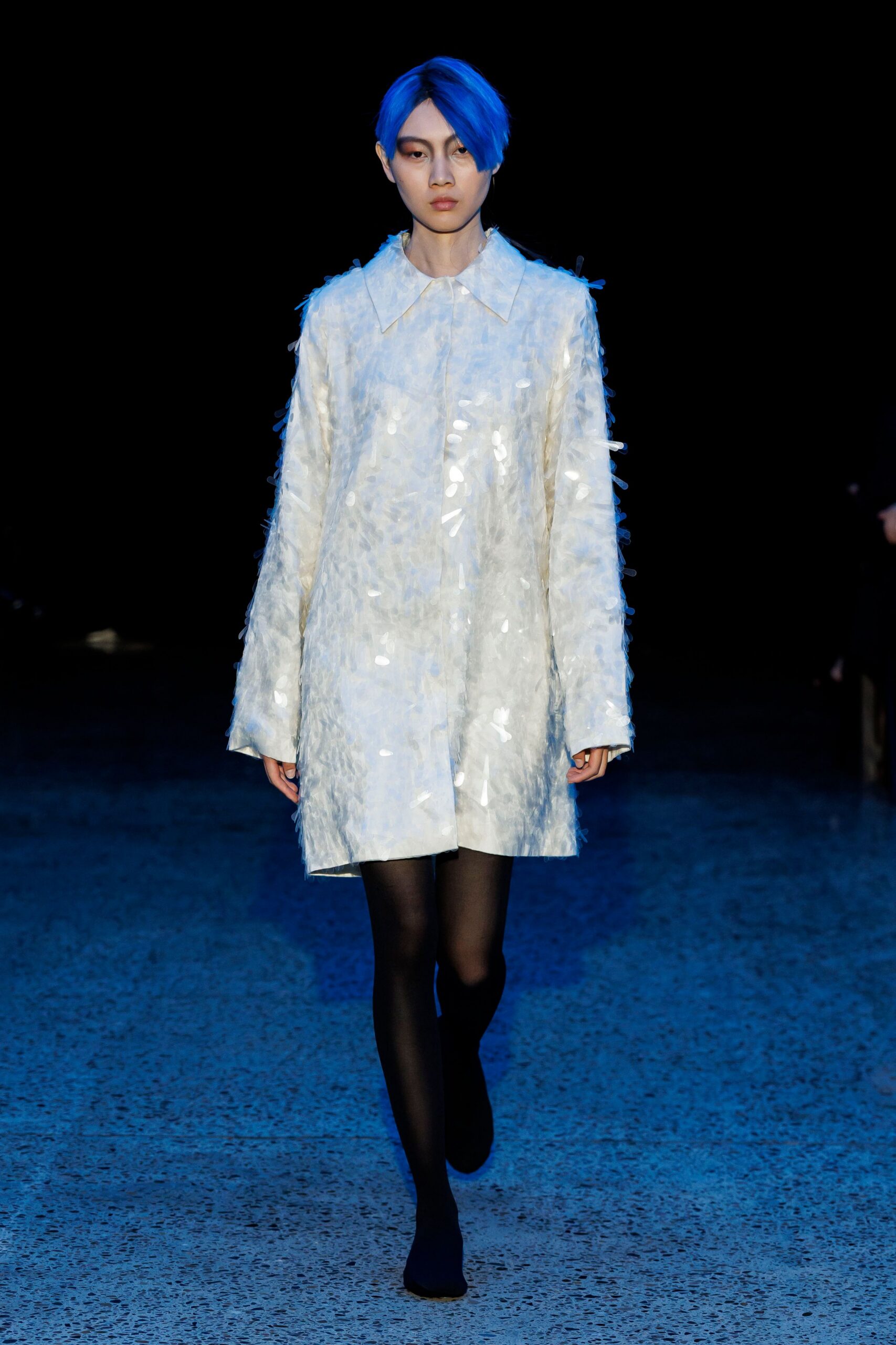 white faux-fur long-sleeve collared relaxed layered coat